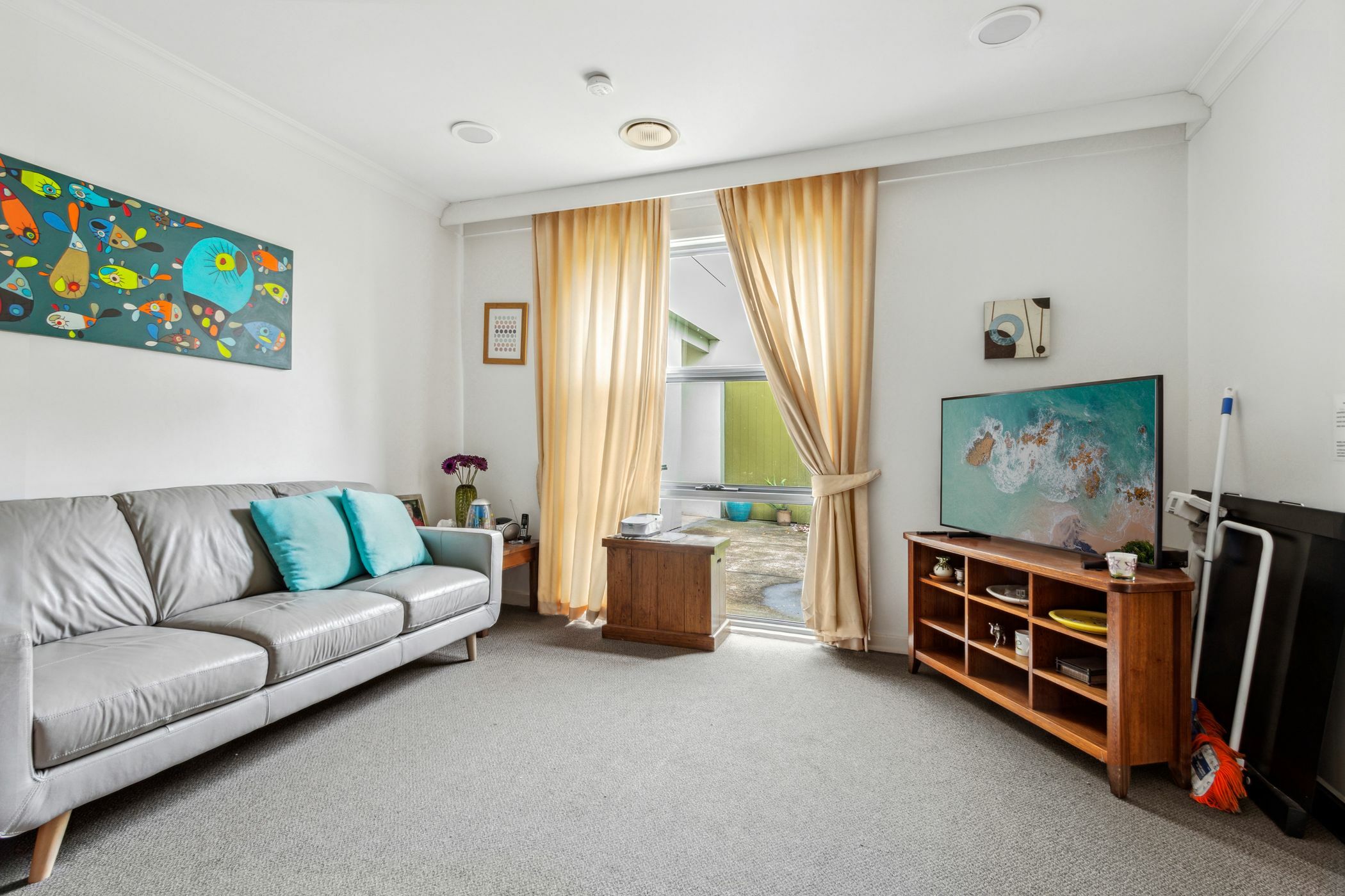 Leafy Kew awaits you in this Fully accessible home — Home image 2