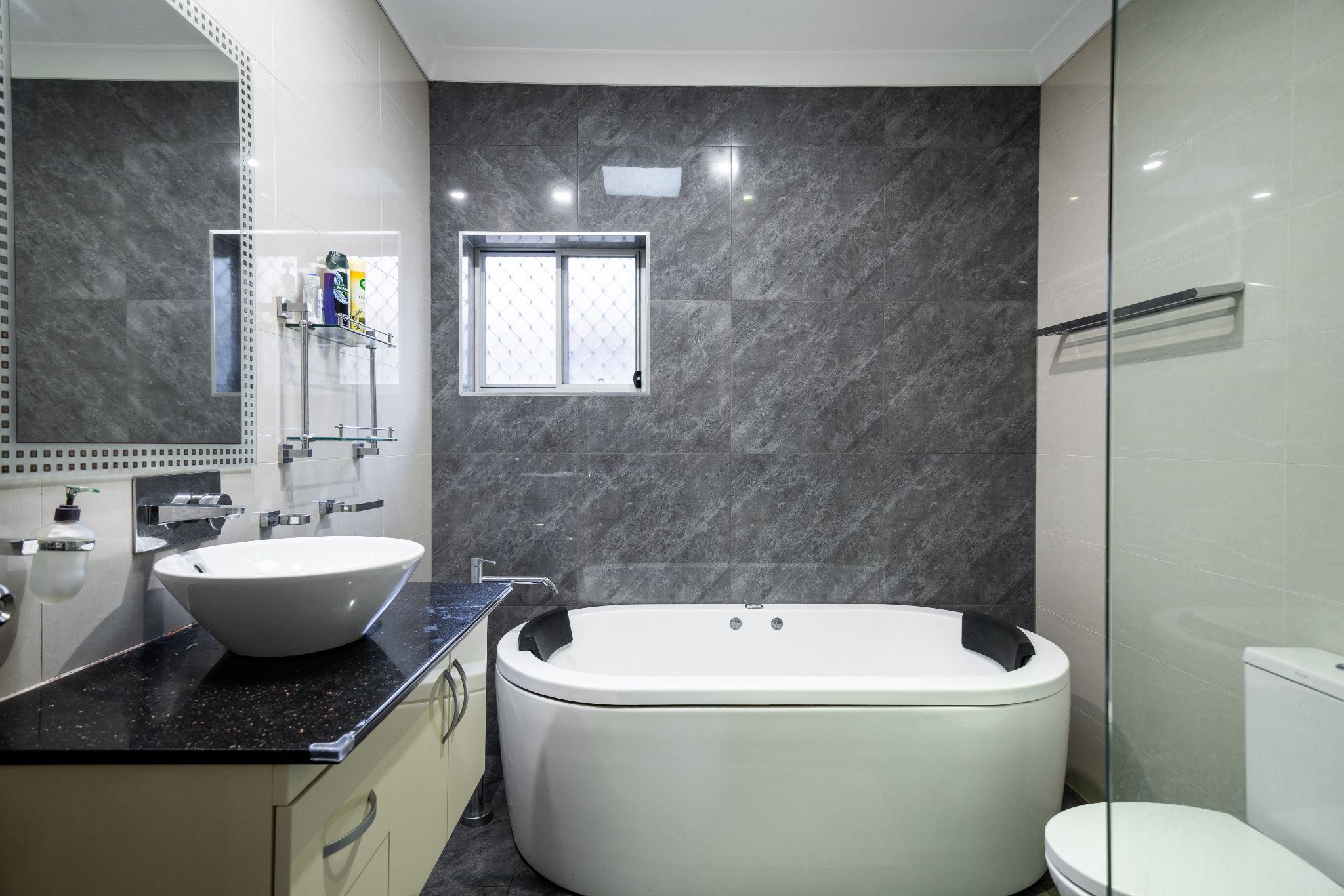 Lovely Strathfield Home - 4 Bedroom, 2 Bathroom — Home image 3