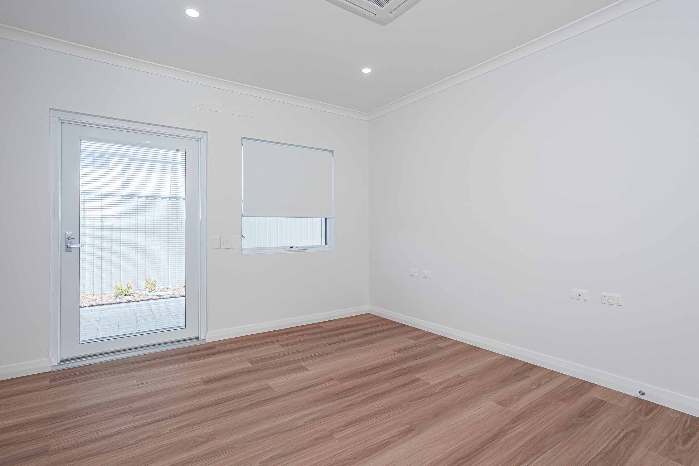 3 BR Beachside High Physical Support Home with OOA Room – Jindalee — Home image 2