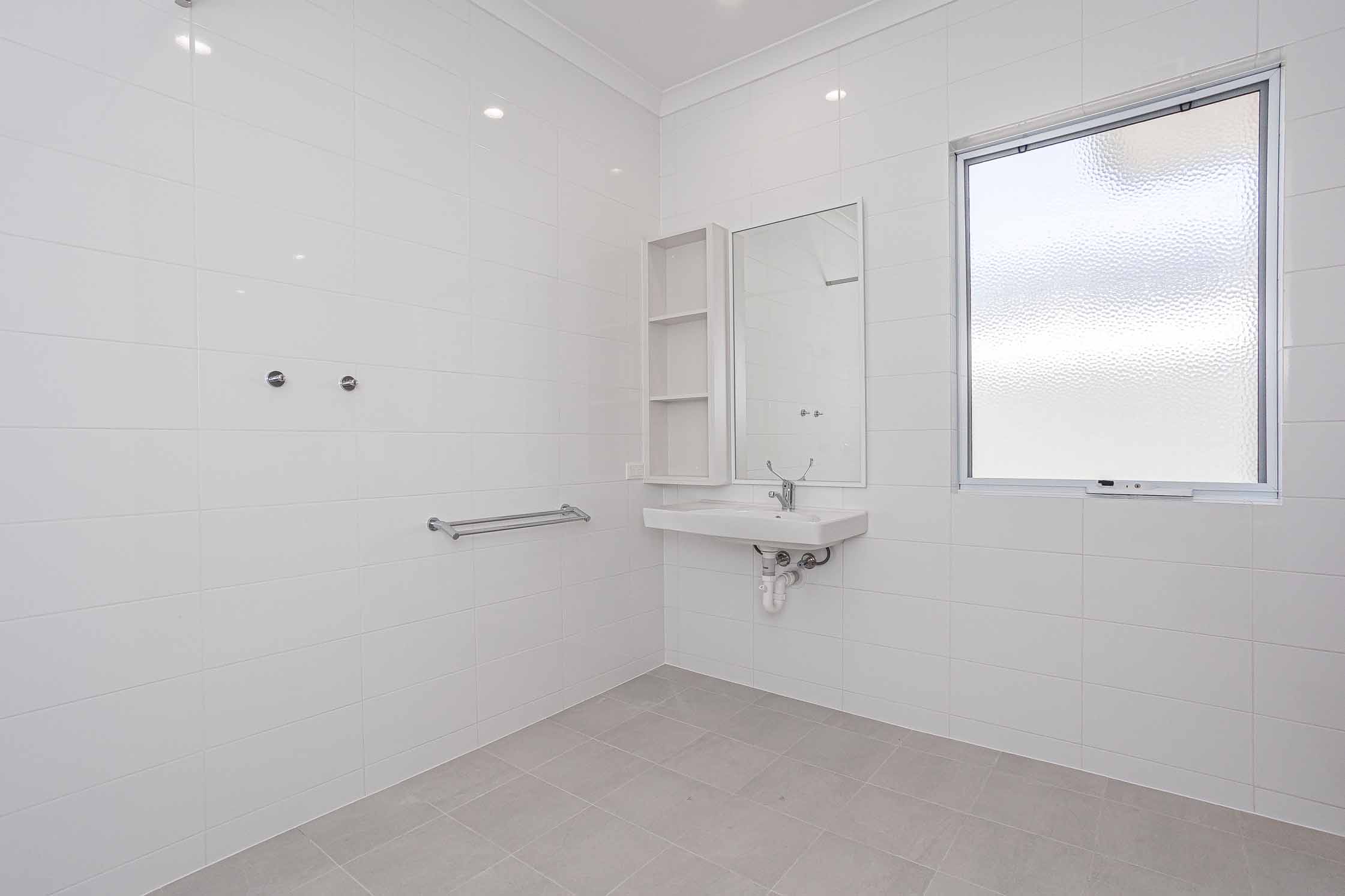 3 BR Beachside High Physical Support Home with OOA Room – Jindalee — Home image 5