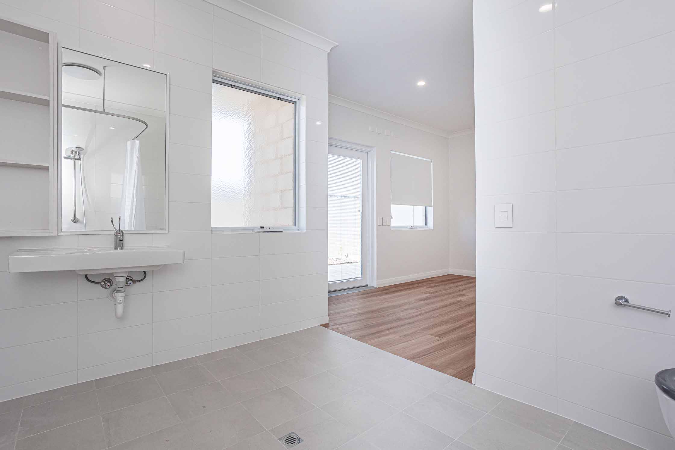 3 BR Beachside High Physical Support Home with OOA Room – Jindalee — Home image 12