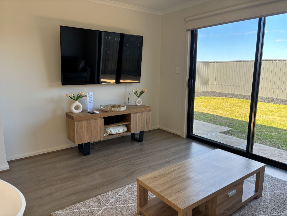 Sunflower Home: Light and Easy — Home image 8