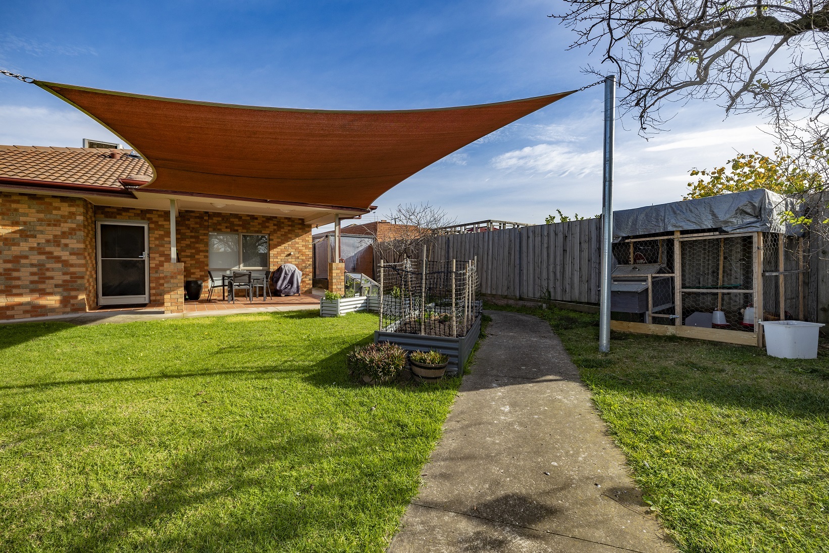 A bright,spacious, accessible house with a large backyard and pet chickens! — Home image 2