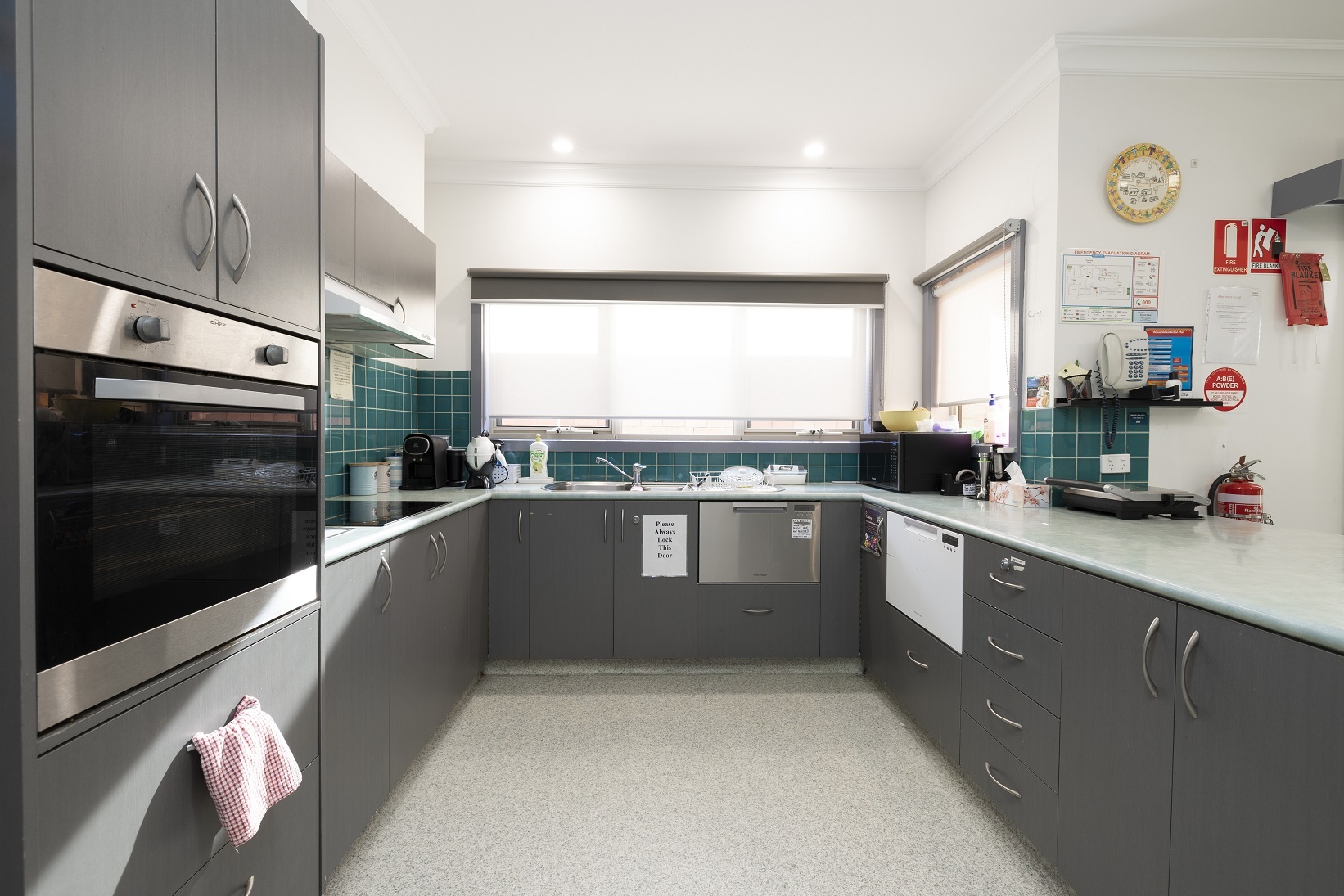 A bright,spacious, accessible house with a large backyard and pet chickens! — Home image 3