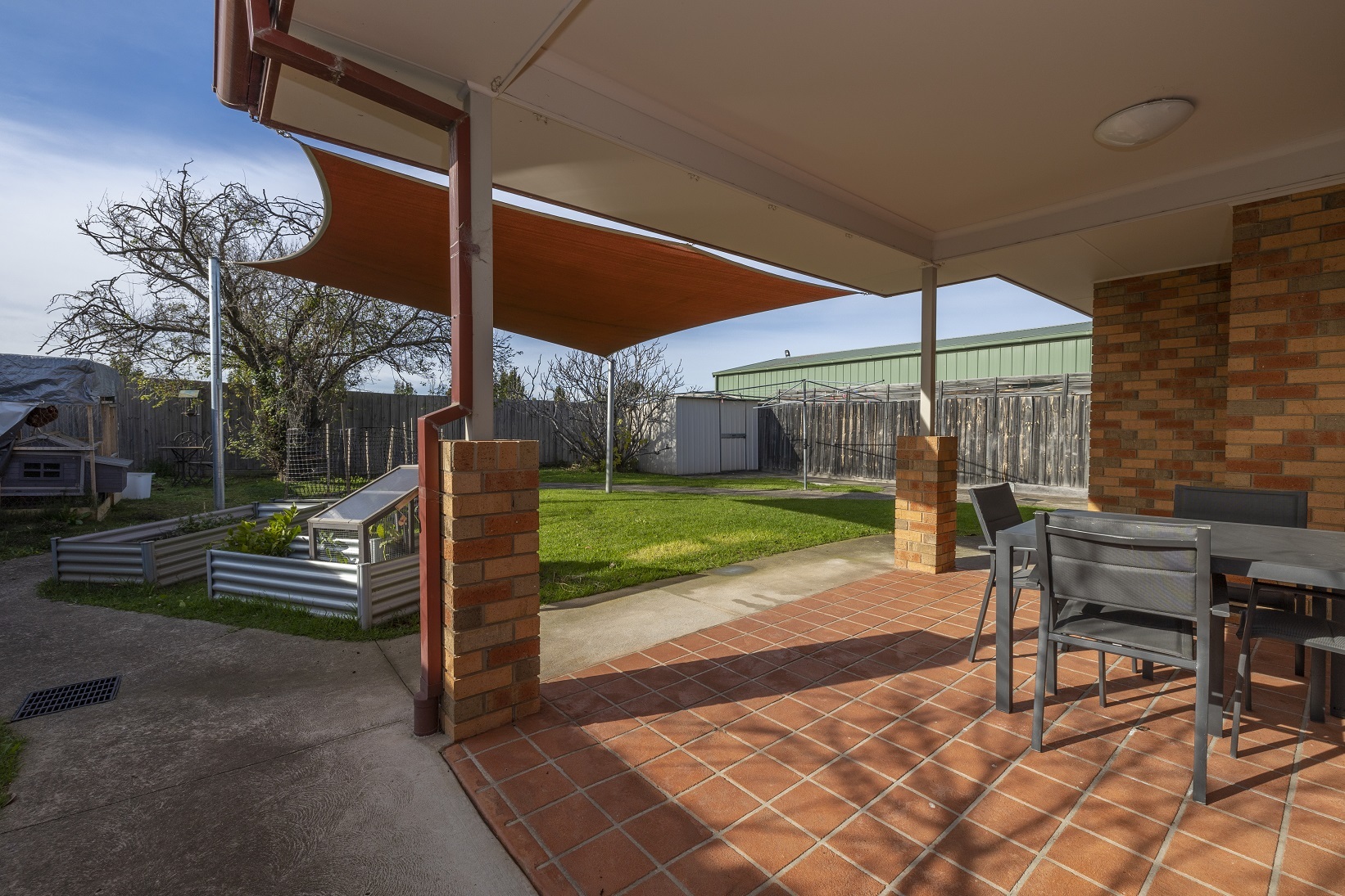 A bright,spacious, accessible house with a large backyard and pet chickens! — Home image 7