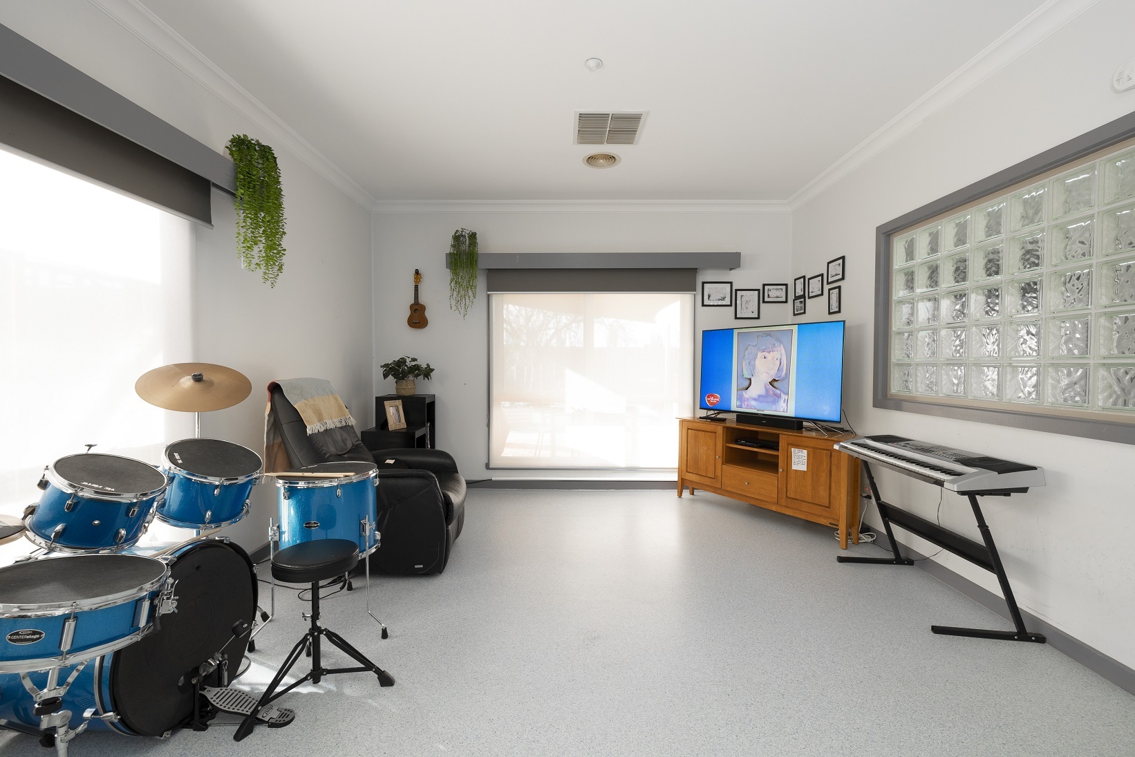 A bright,spacious, accessible house with a large backyard and pet chickens! — Home image 8
