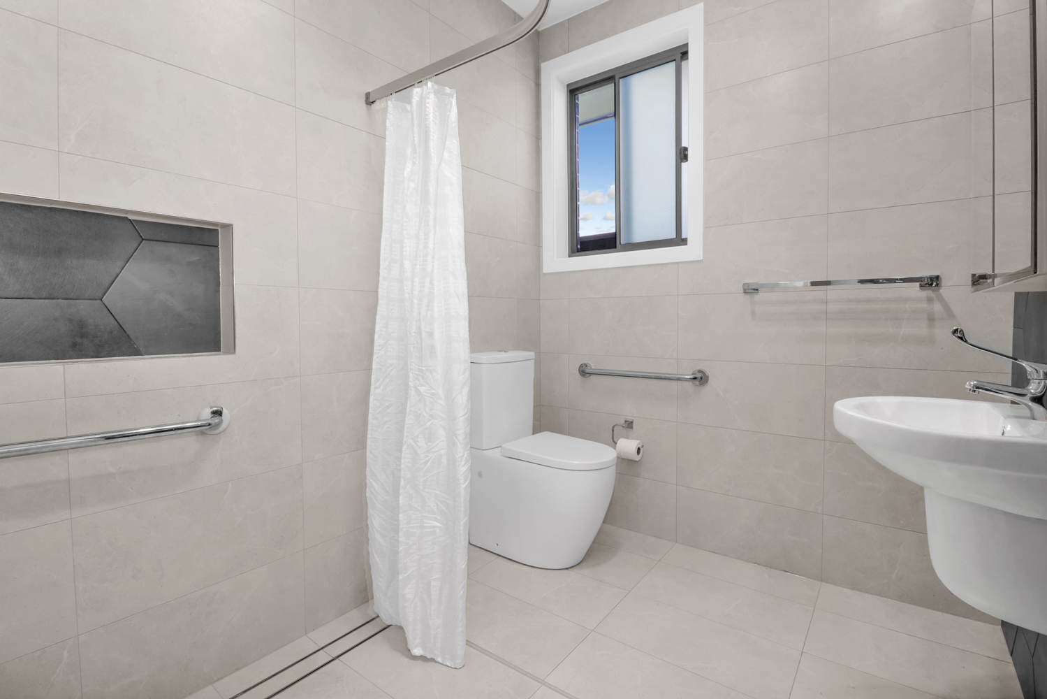 Well Maintained and peaceful living in Quakers Hill — Home image 5