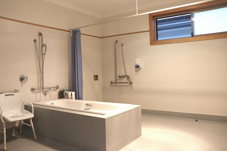 Improved Liveability - Modern 5 Bedroom house in Oakleigh South — Home image 6