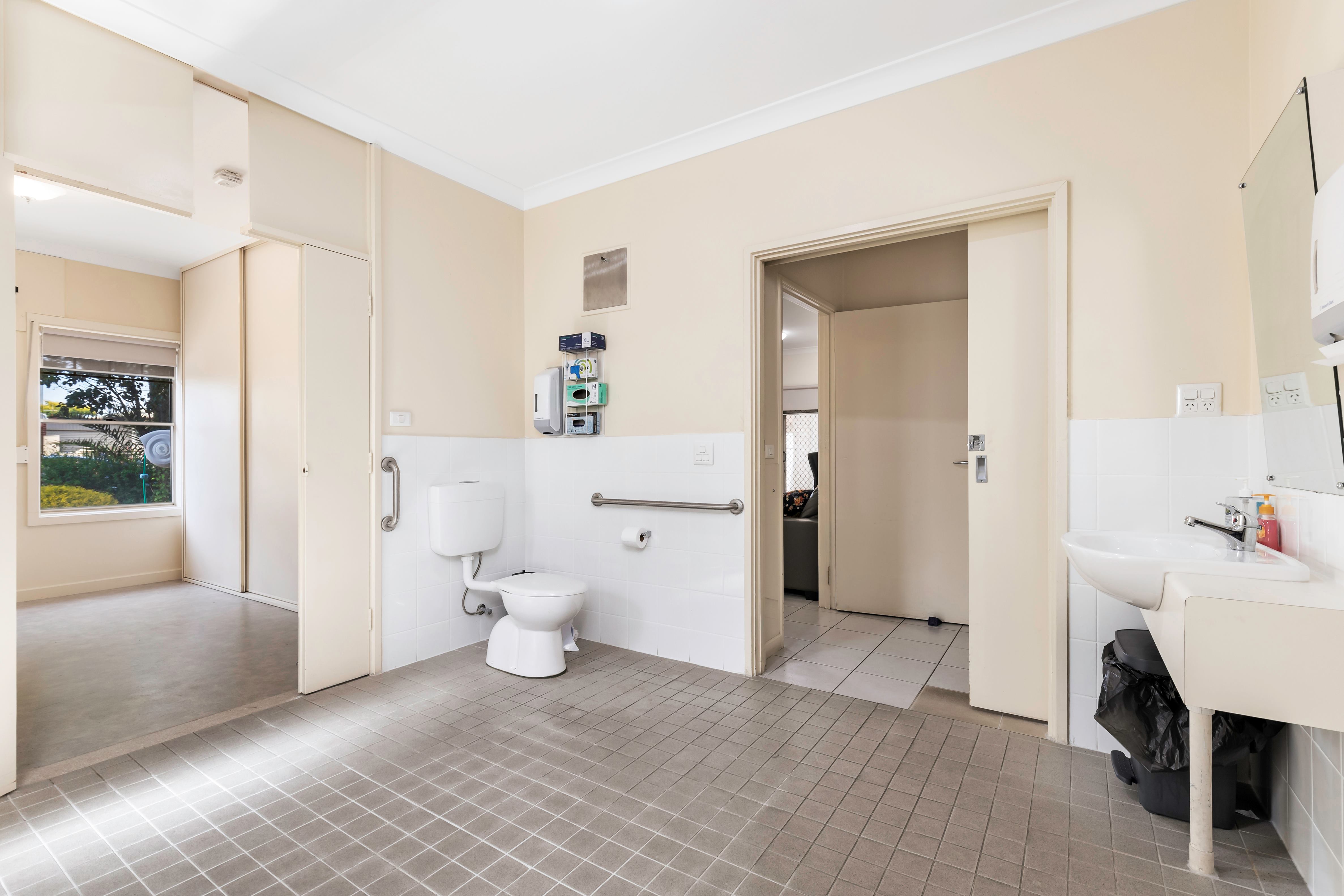 Ferryden Park - 1 Vacancy in 4 Bedroom Residence Basic — Home image 2