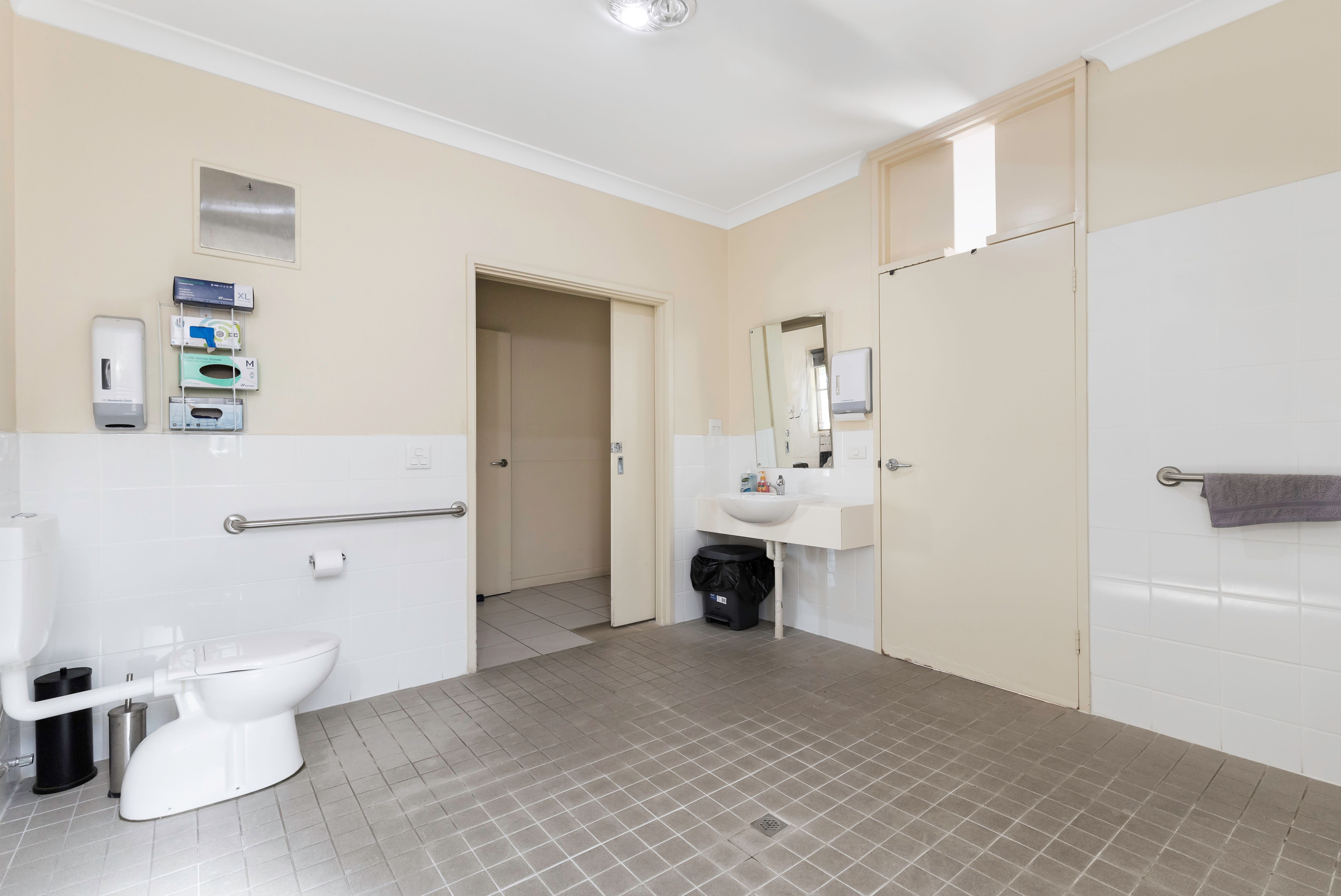 Ferryden Park - 1 Vacancy in 4 Bedroom Residence Basic — Home image 8