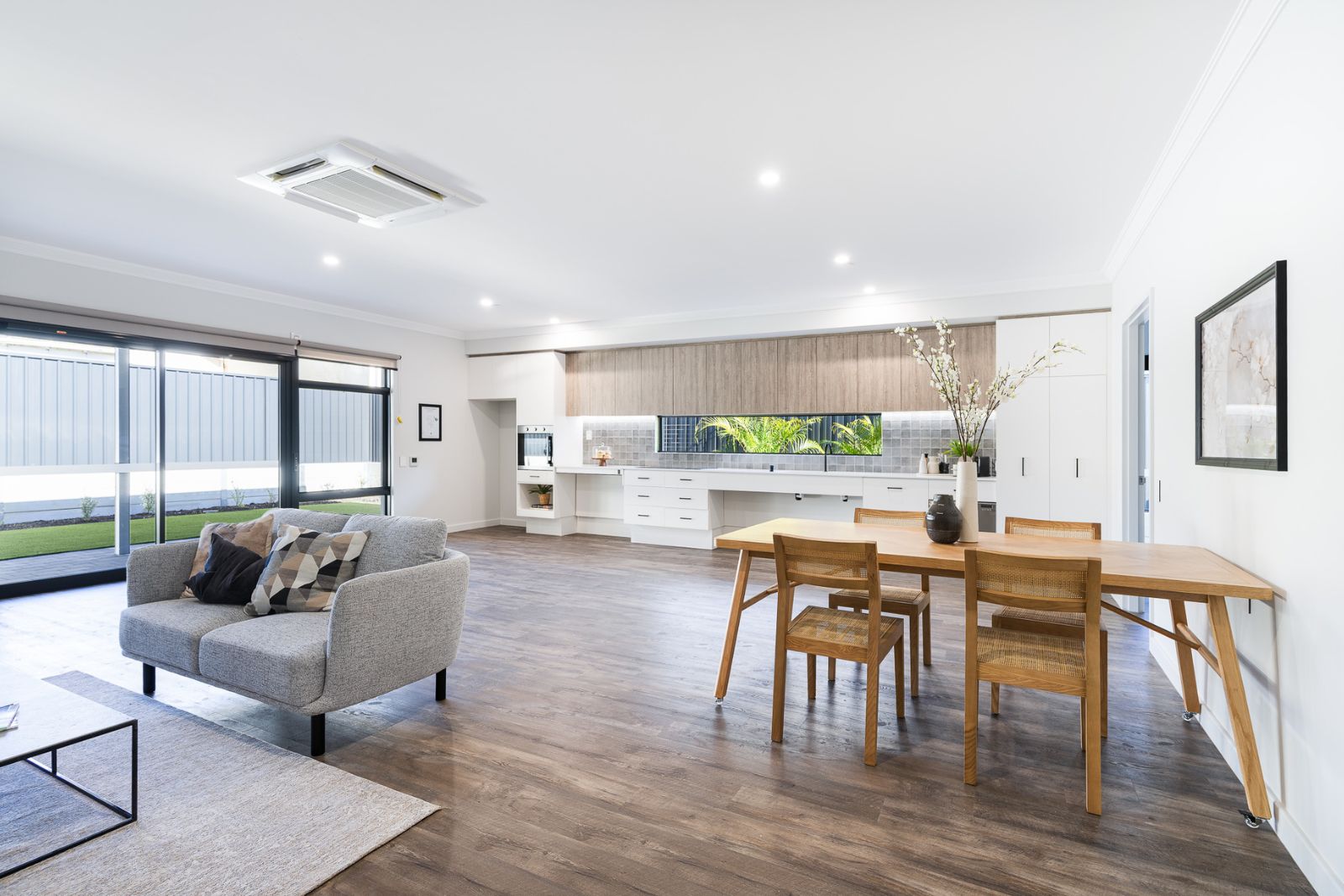 Large 3 Bedroom Home for Sharing with Adjoining Villa in Desirable Location. Disability Accommodation — Home image 9