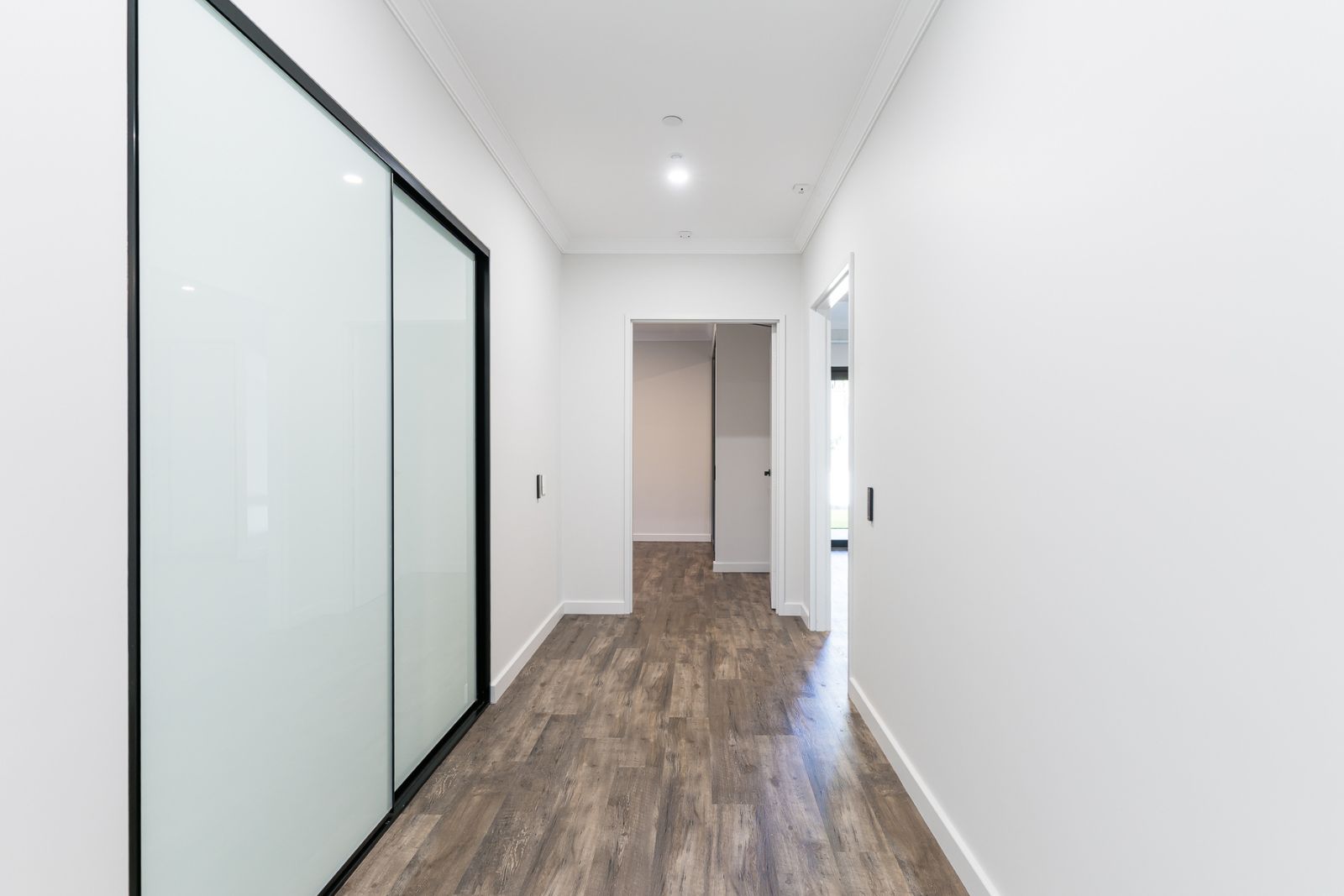 Large 3 Bedroom Home for Sharing with Adjoining Villa in Desirable Location. Disability Accommodation — Home image 31