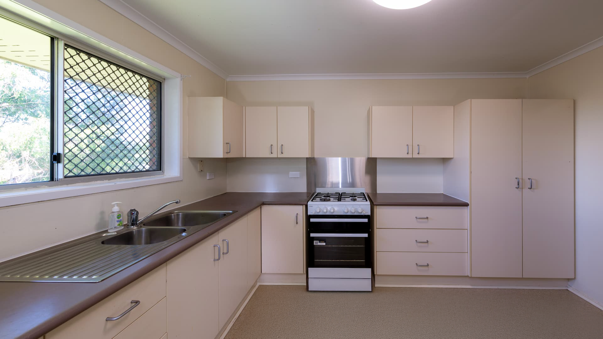 Comfortable home with outdoor spaces and supported independent living in Wilsonton Heights — Home image 4