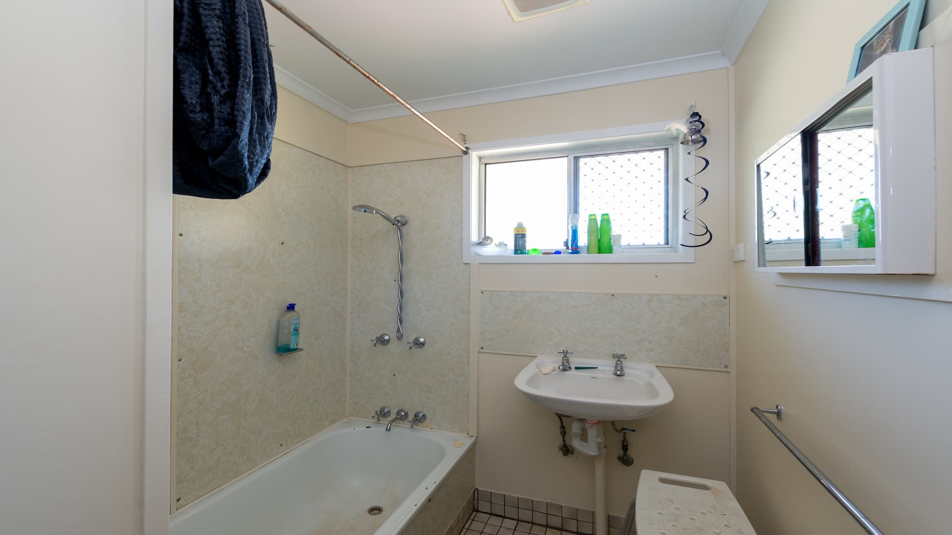 Comfortable home with outdoor spaces and supported independent living in Wilsonton Heights — Home image 5