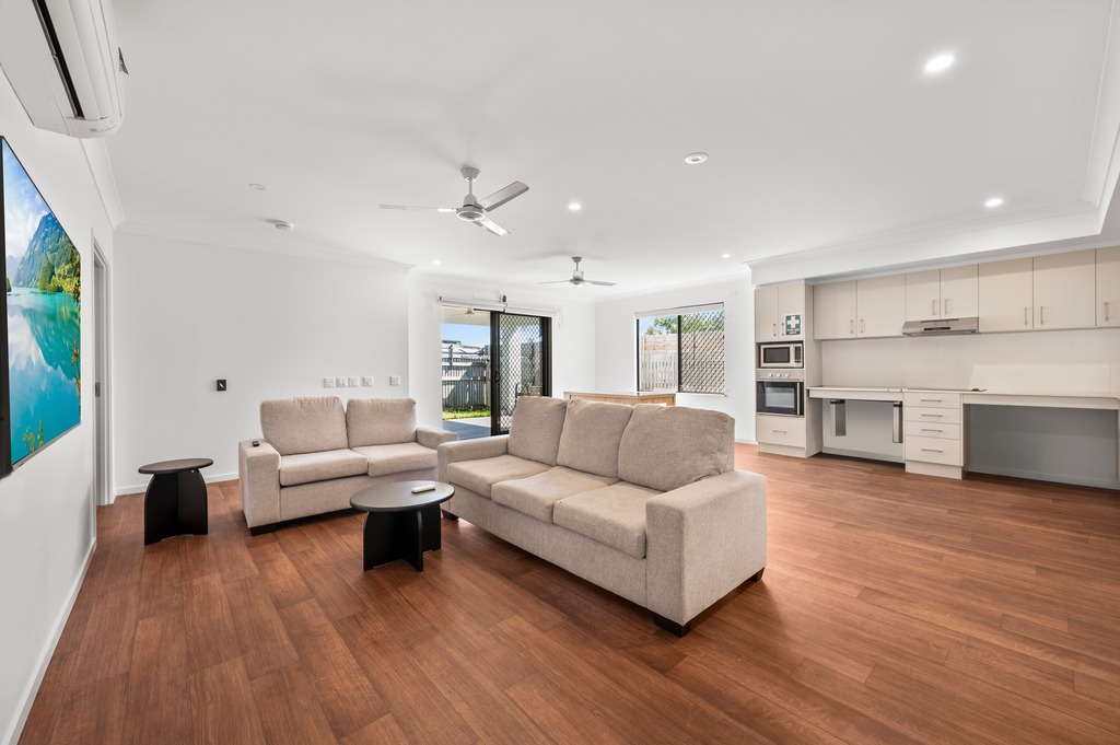 Centrally Located 4 bedroom home (3 +1 OOA) — Home image 3