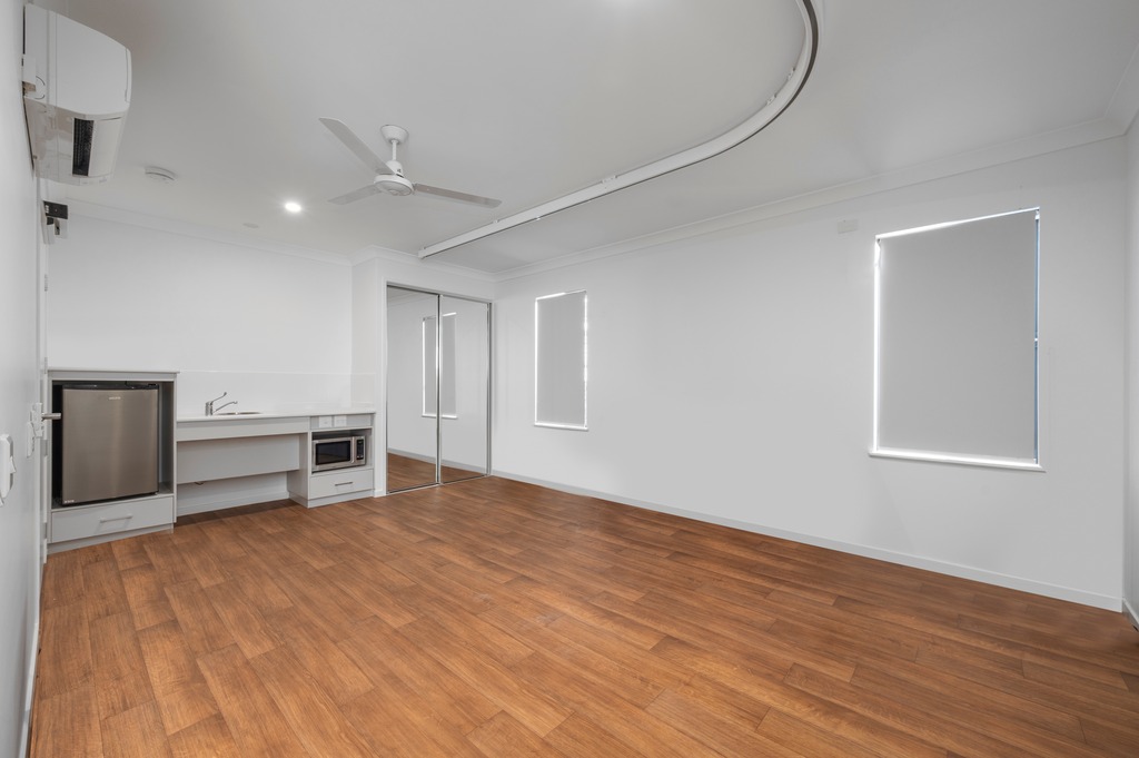 Centrally Located 4 bedroom home (3 +1 OOA) — Home image 4