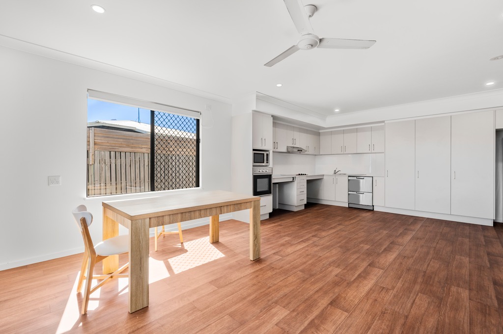 Centrally Located 4 bedroom home (3 +1 OOA) — Home image 7