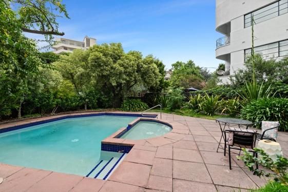 Spacious 2-Bed by Albert & Fawkner Park — Home image 3