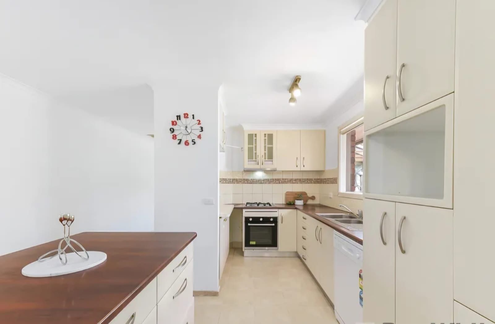 Endeavour Hills: Great location in eastern Melbourne with two Ensuite and additional bathroom ready to occupy — Home image 2