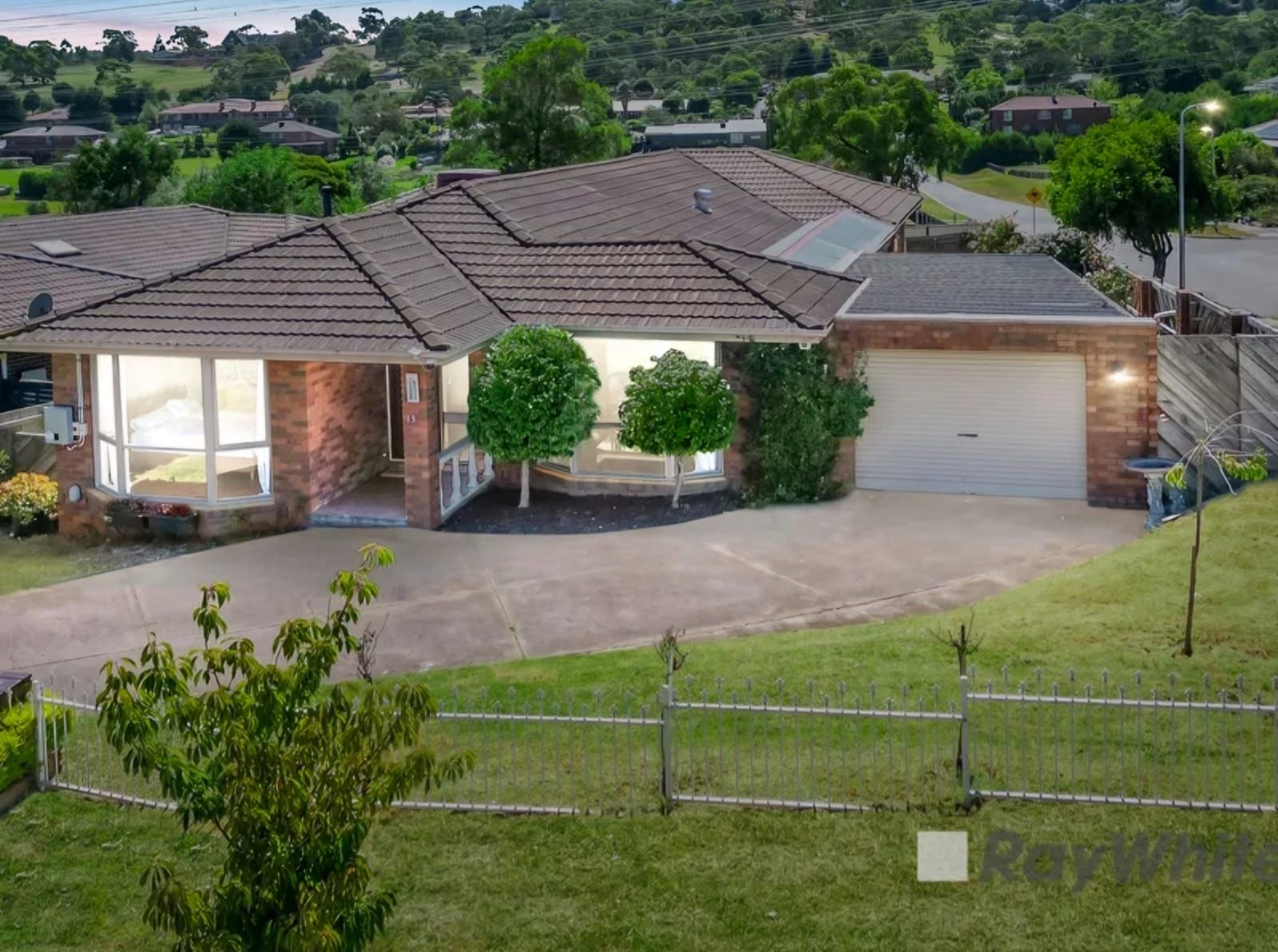 Endeavour Hills: Great location in eastern Melbourne with two Ensuite and additional bathroom ready to occupy — Home image 3