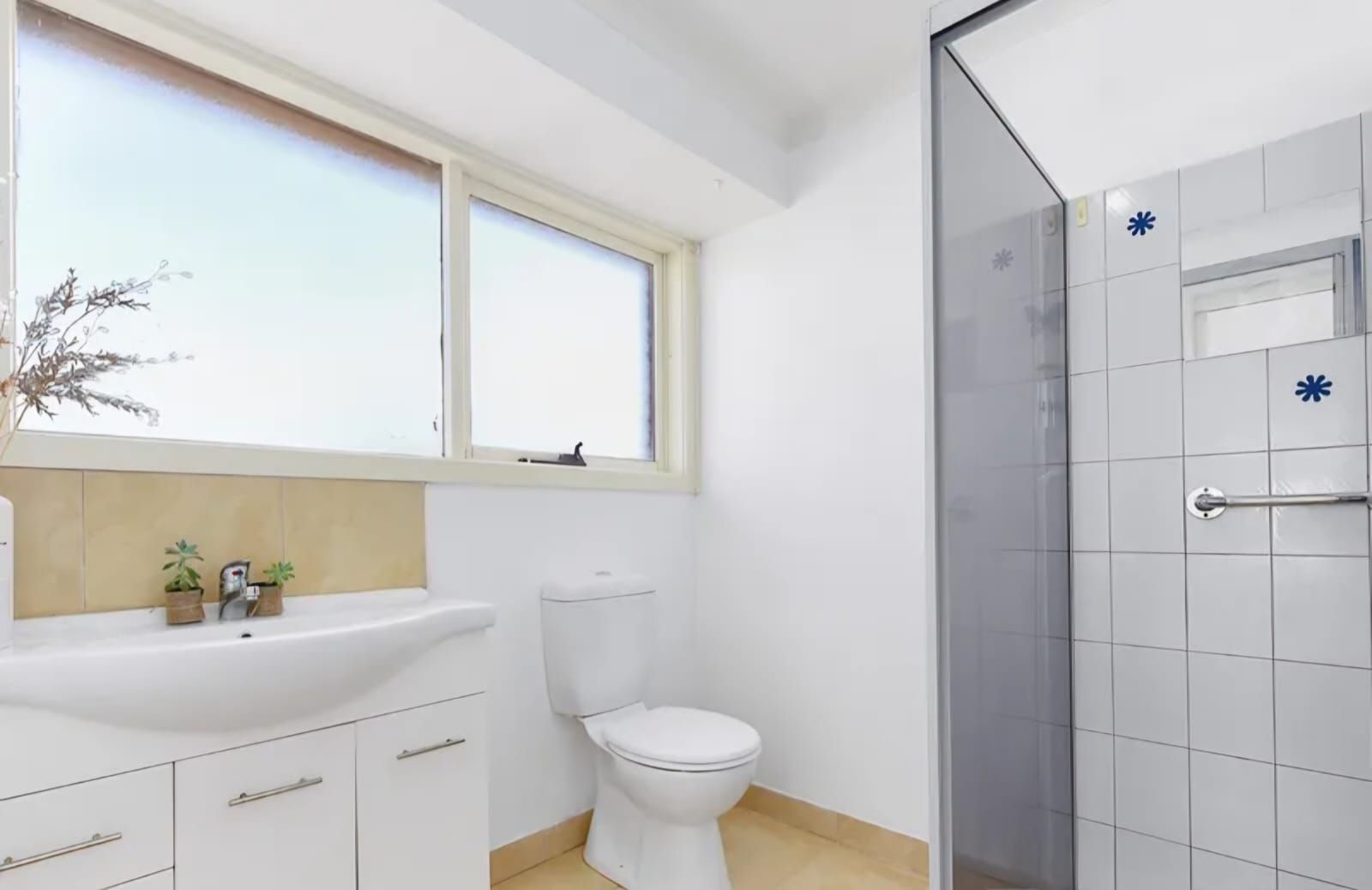 Endeavour Hills: Great location in eastern Melbourne with two Ensuite and additional bathroom ready to occupy — Home image 4