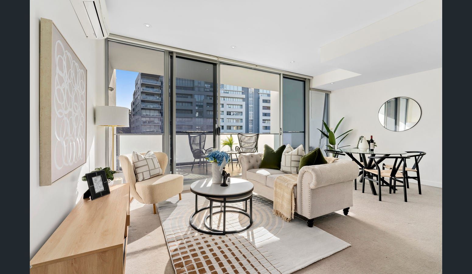 Stylish 1-Bedroom Apartment with Sunlit Balcony in the Heart of Rockdale — Home image 2