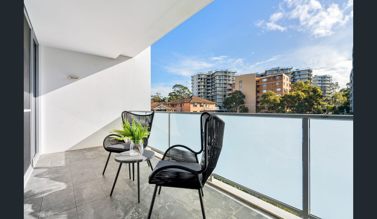 Stylish 1-Bedroom Apartment with Sunlit Balcony in the Heart of Rockdale — Home image 6
