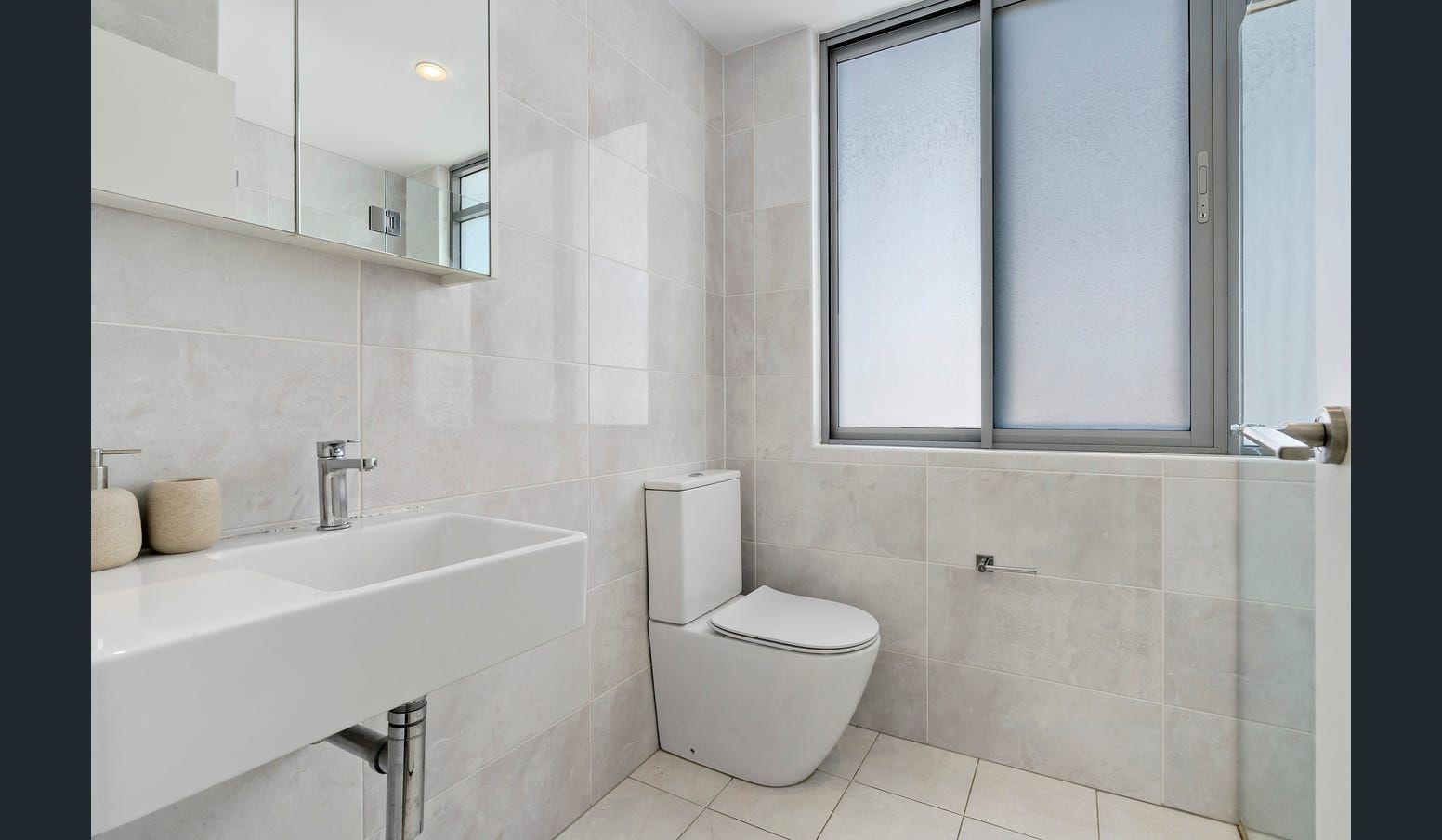 Stylish 1-Bedroom Apartment with Sunlit Balcony in the Heart of Rockdale — Home image 7