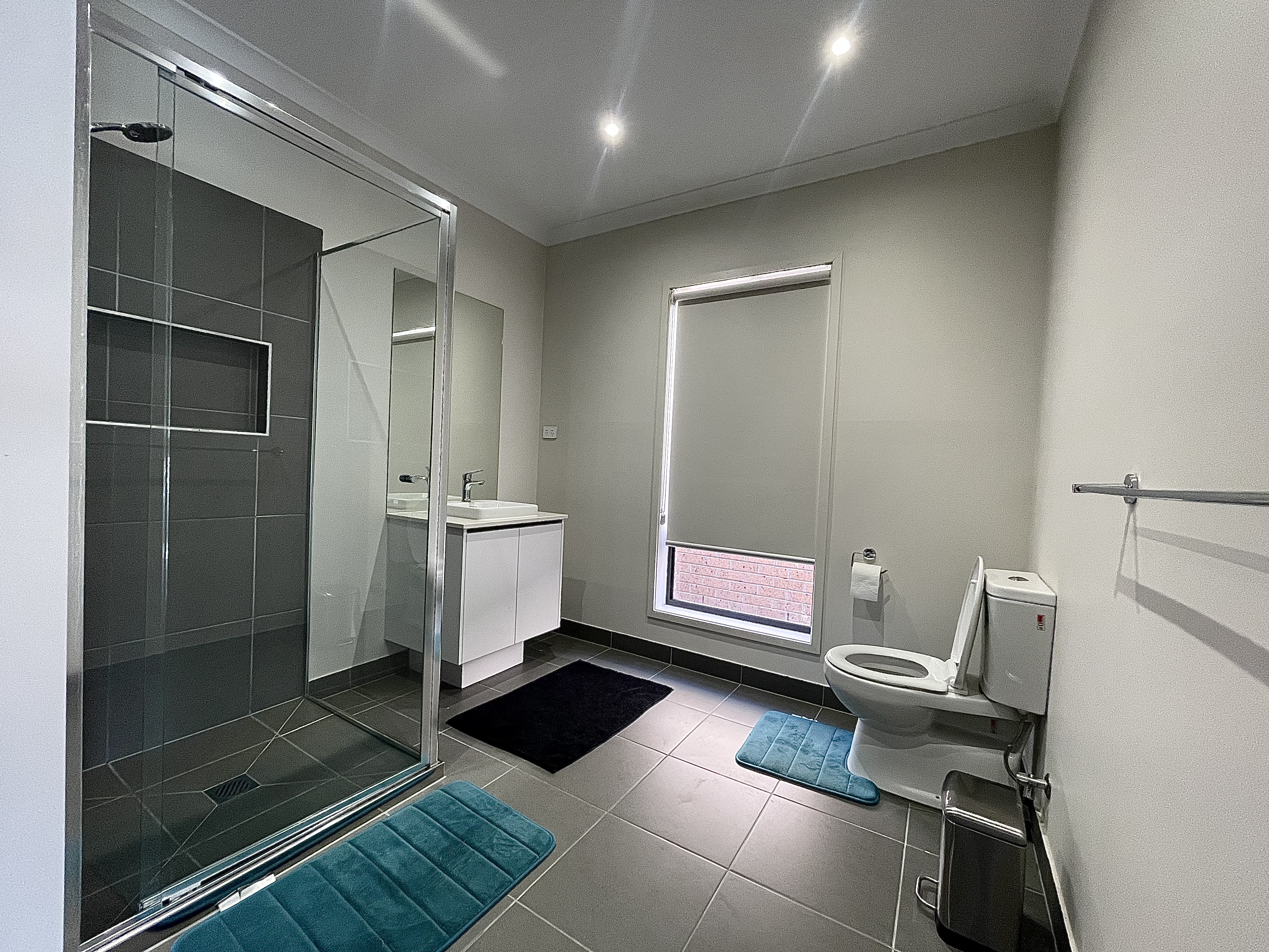 Wollert - 4 Bedrooms Spacious Home-SIL, STA and MTA — Home image 2