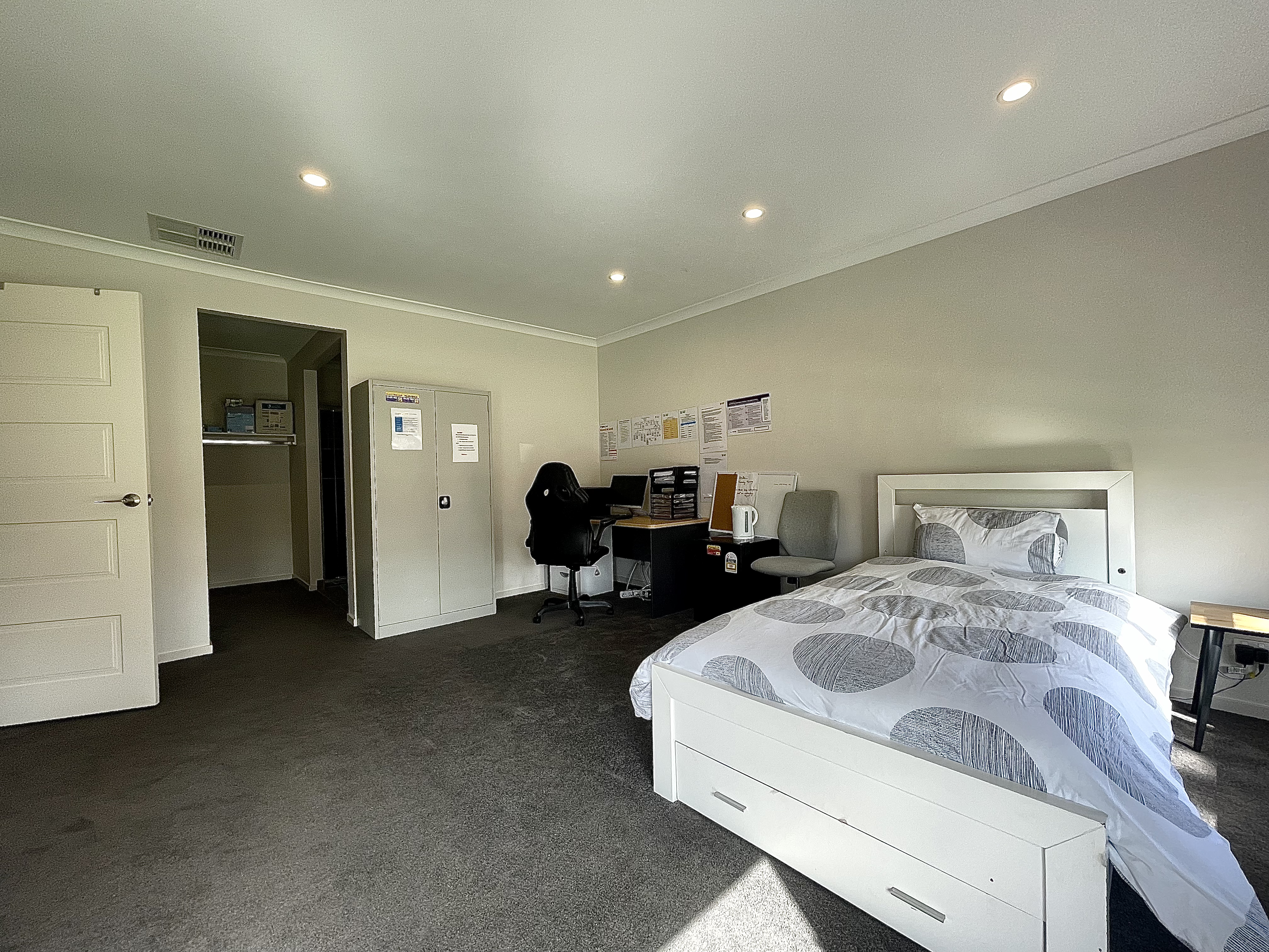 Wollert - 4 Bedrooms Spacious Home-SIL, STA and MTA — Home image 4