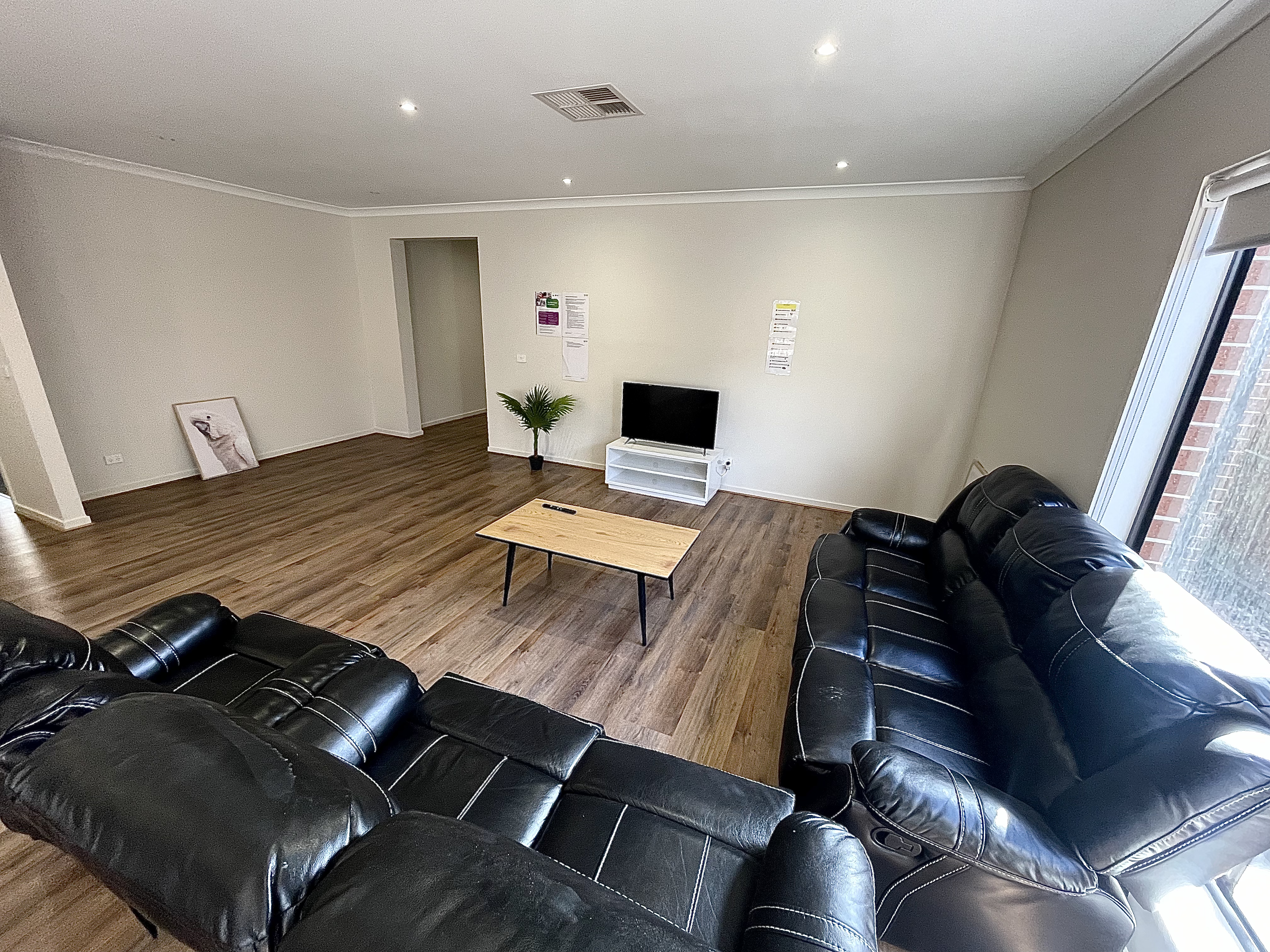 Wollert - 4 Bedrooms Spacious Home-SIL, STA and MTA — Home image 5