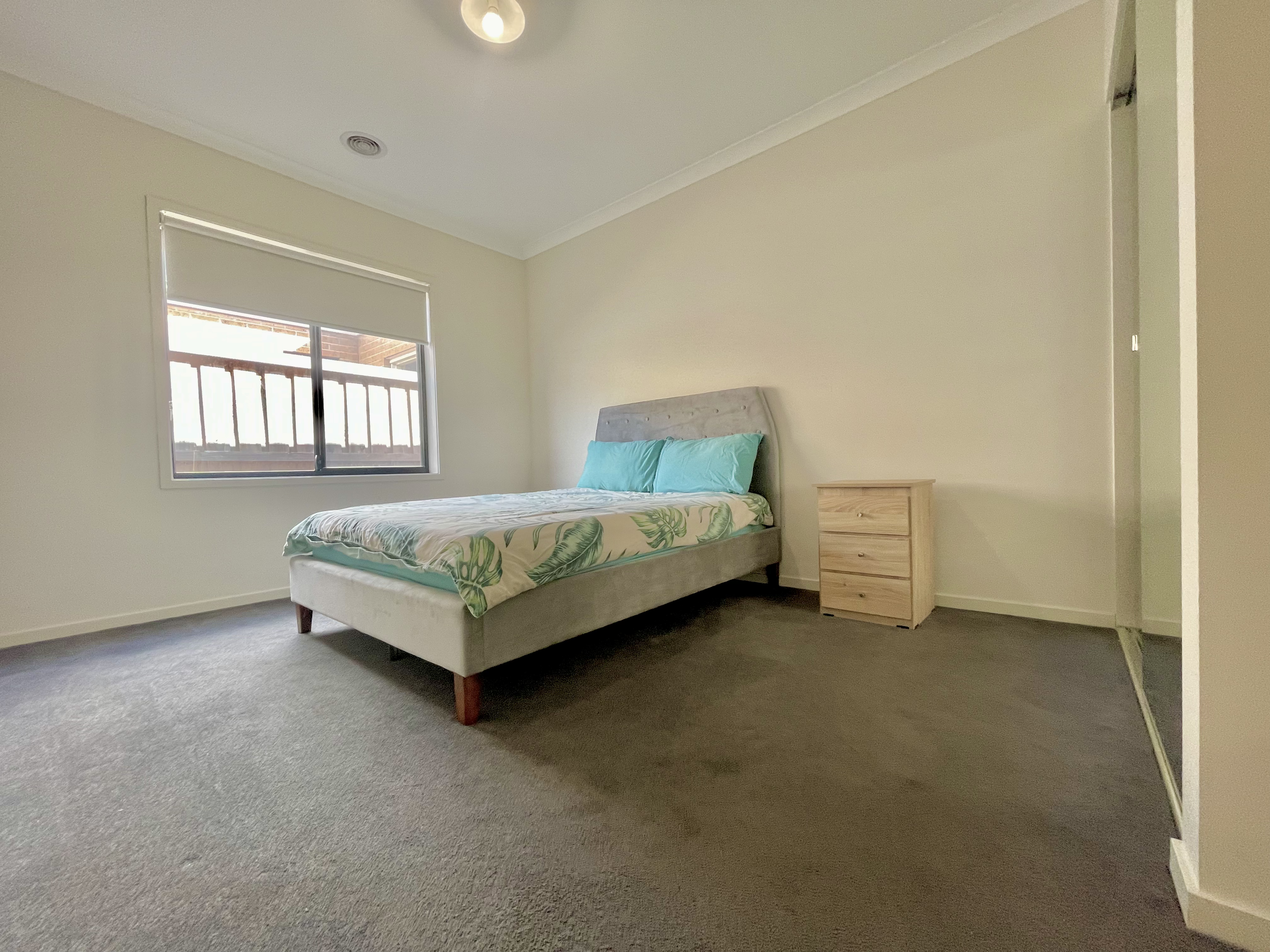 Wollert - 4 Bedrooms Spacious Home-SIL, STA and MTA — Home image 9