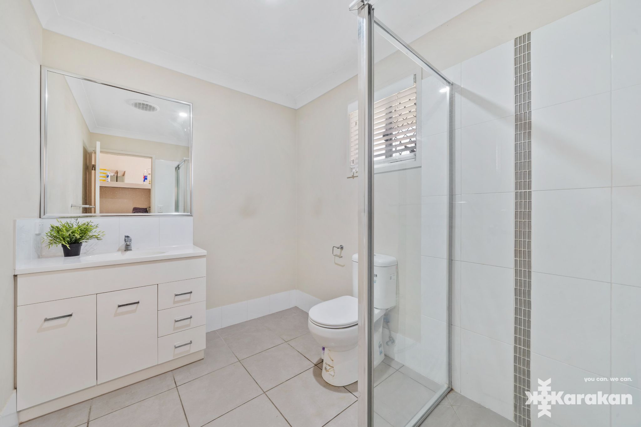 Elevated home with rural aspect close to amenities and local parks — Home image 6