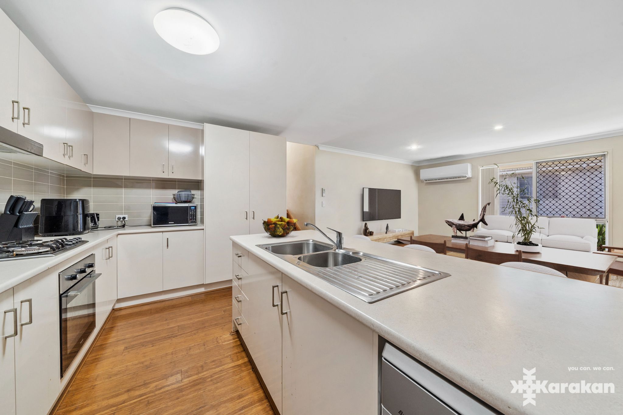 Elevated home with rural aspect close to amenities and local parks — Home image 8