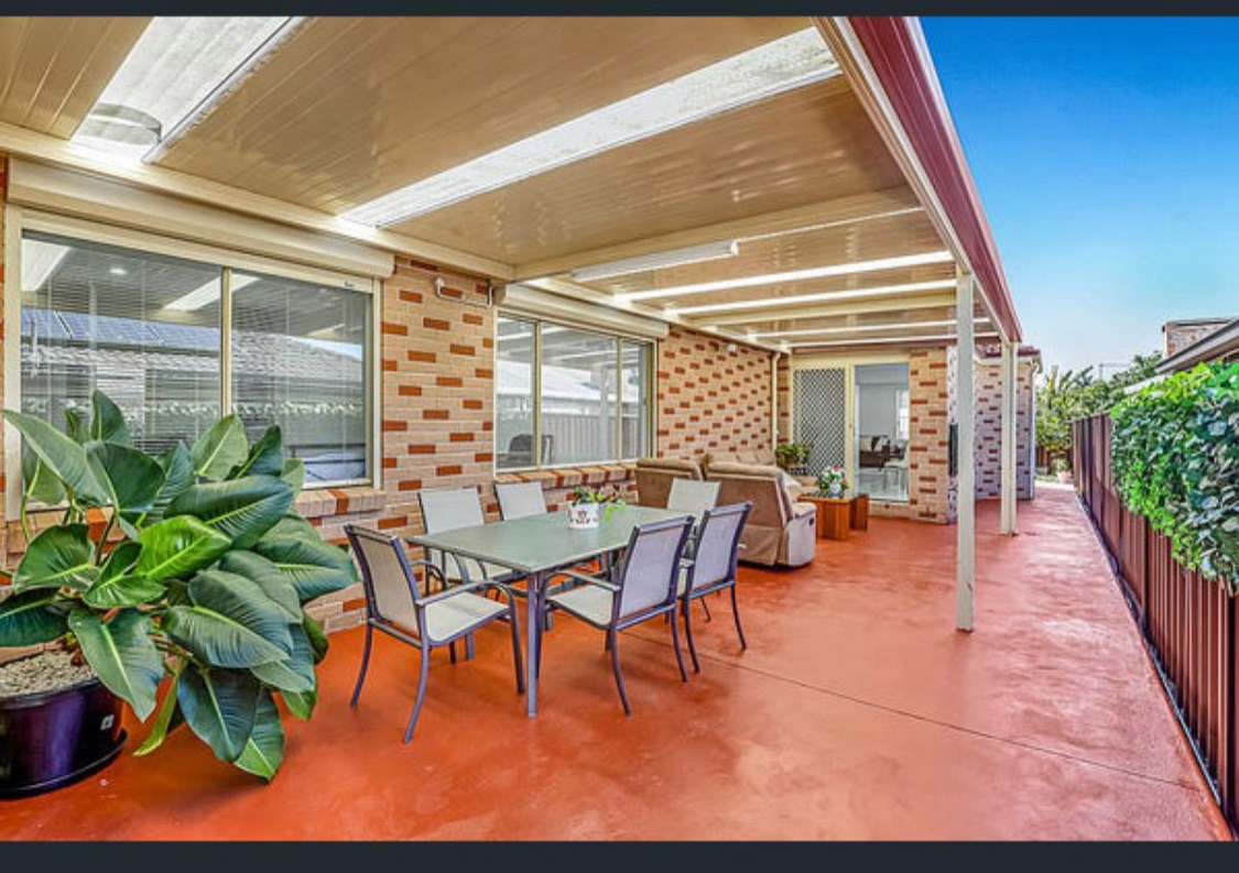 Huge  entertaining home ( Females only) Bossley Park) — Home image 2