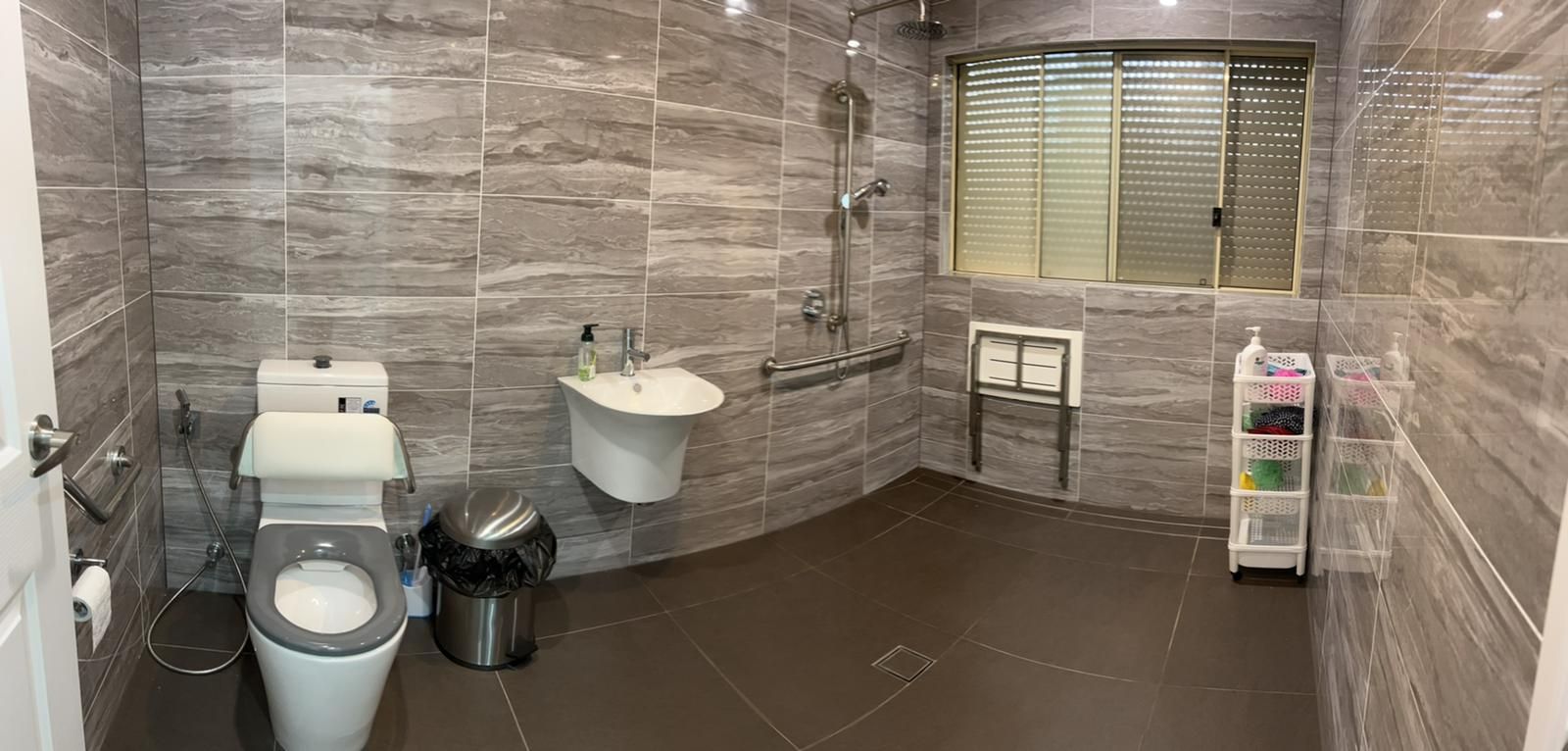 Huge  entertaining home ( Females only) Bossley Park) — Home image 5