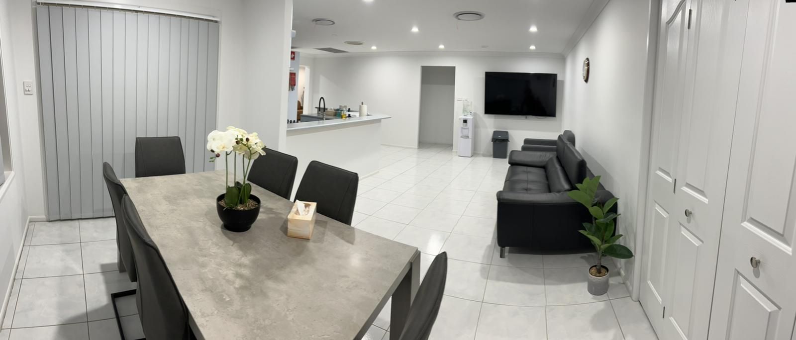 Huge  entertaining home ( Females only) Bossley Park) — Home image 6