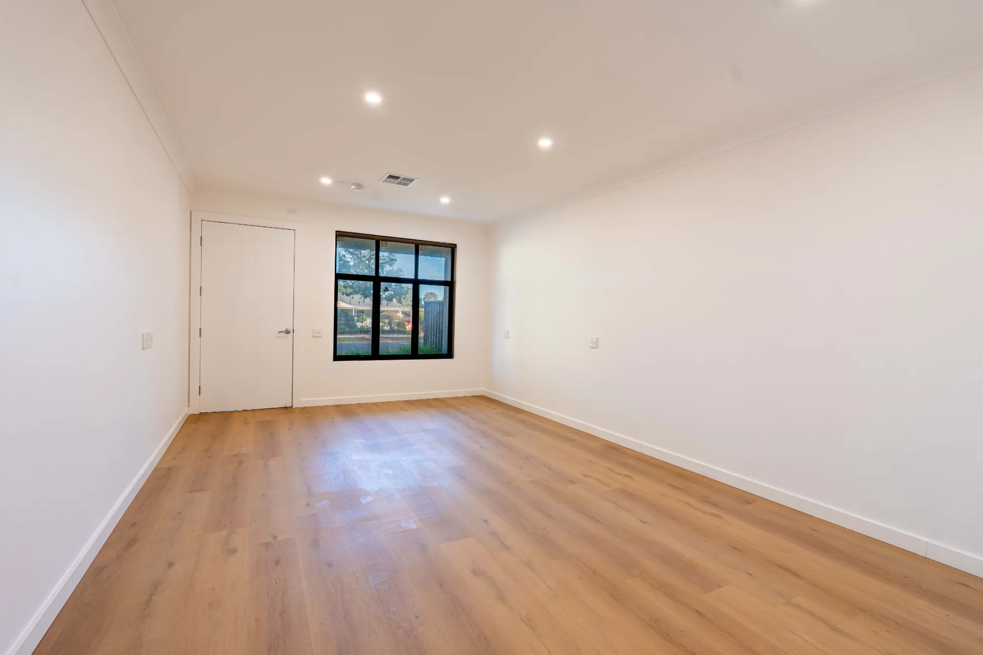 P 114 Midway — Home image 3