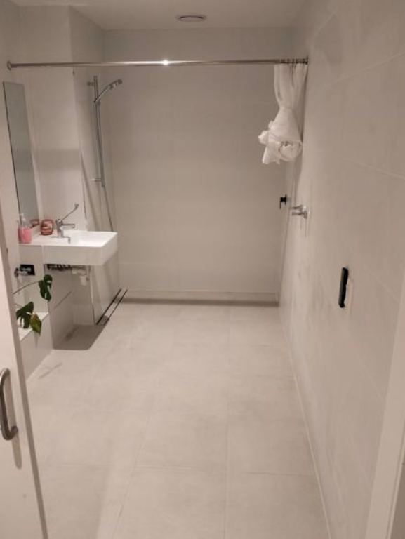 Modern 1-Bedroom Apartment in Prime Abbotsford Location — Home image 4