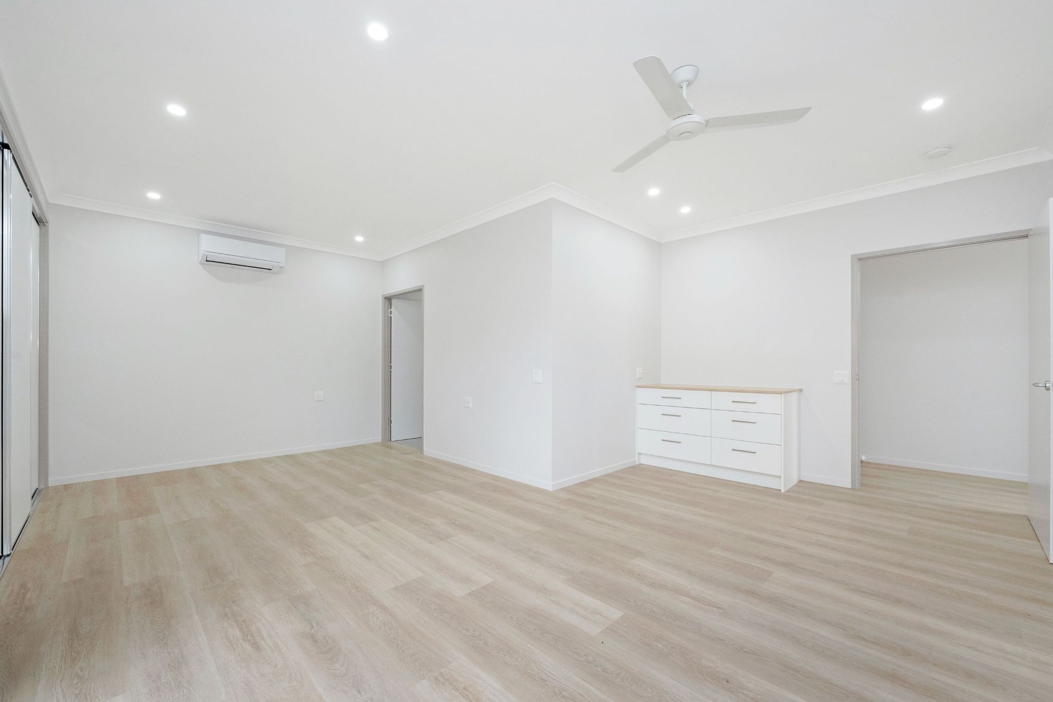 3 Improved Liveabilty Rooms + OOA, in Currajong — Home image 2