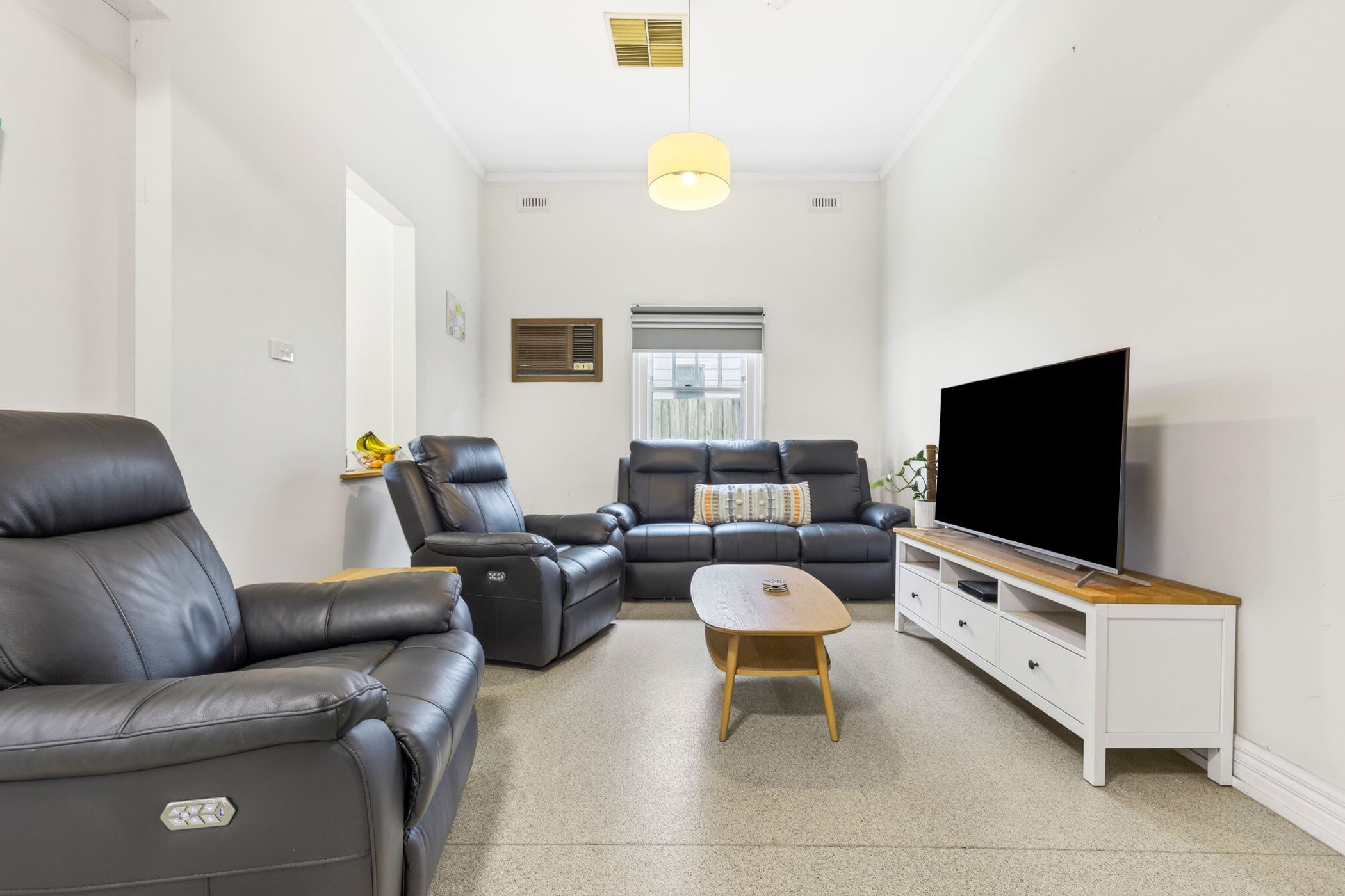 Great home with a spacious outdoor area in a prime location. — Home image 4