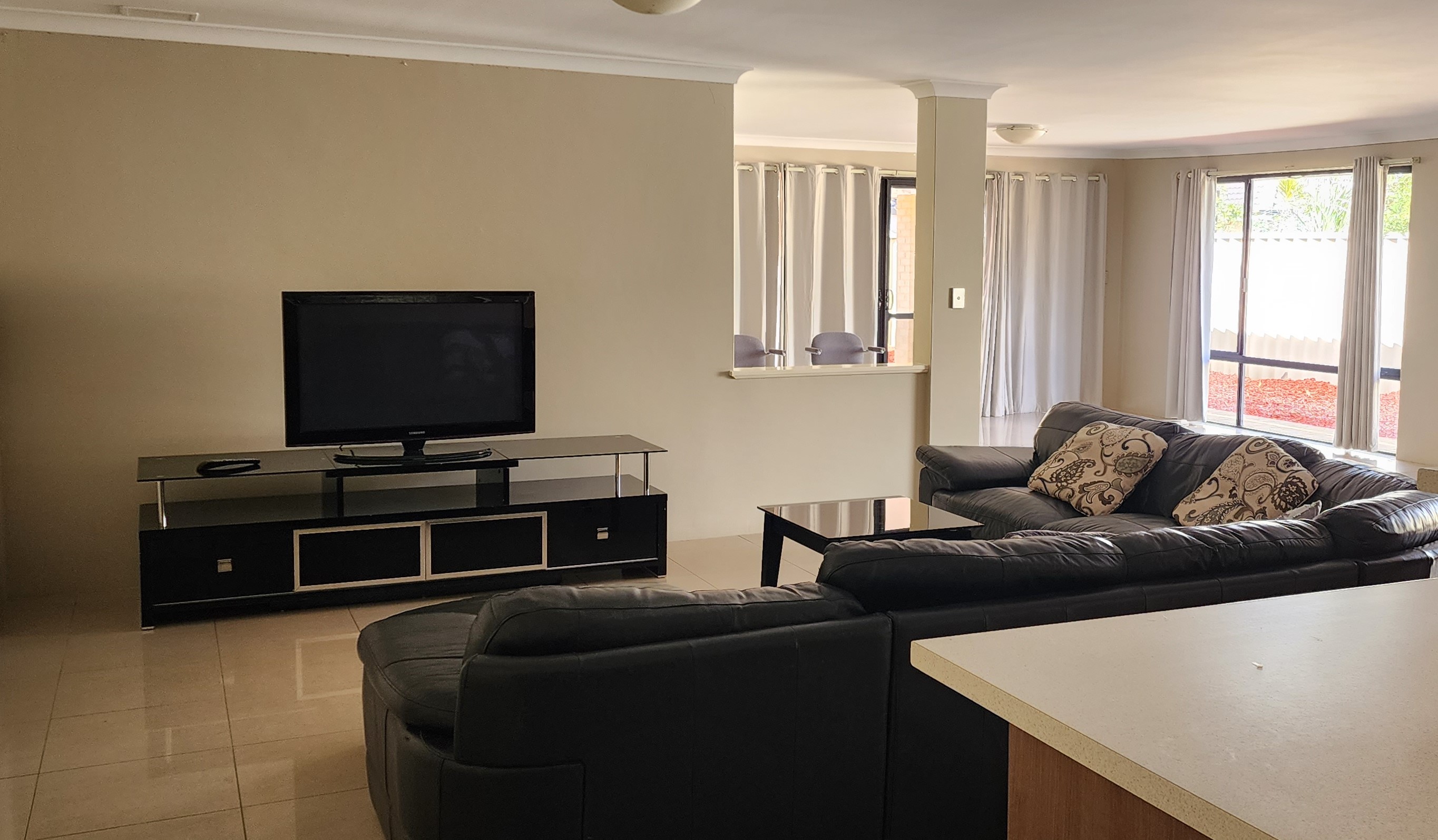 4X2 Spacious Property in Harrisdale/Canning vale area — Home image 2