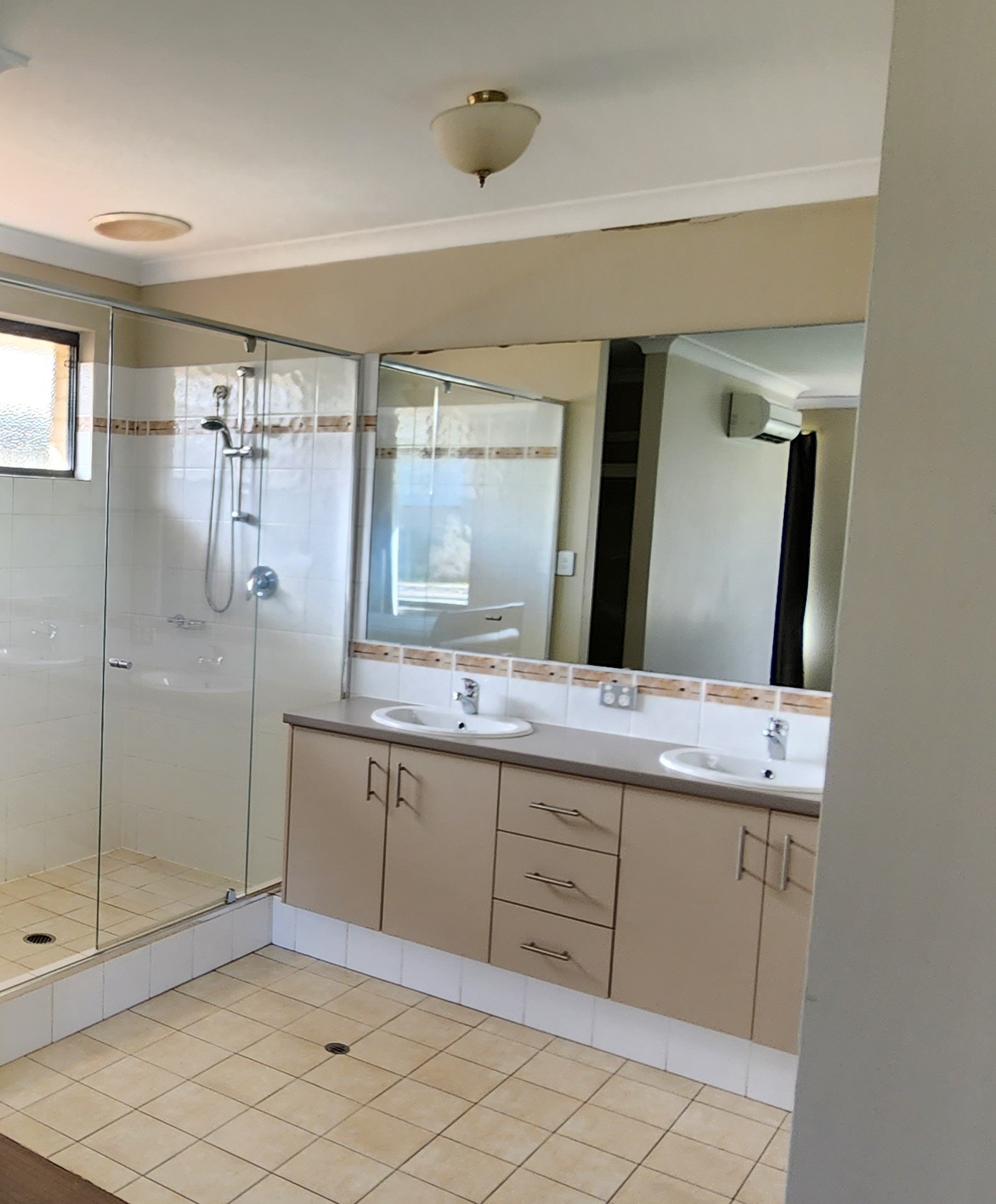 4X2 Spacious Property in Harrisdale/Canning vale area — Home image 2