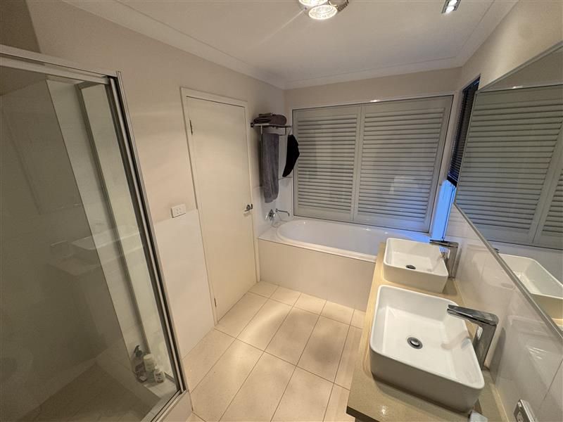Master bedroom and ensuite - nearby park and river - Female participant only - AVAILABLE NOW — Home image 8