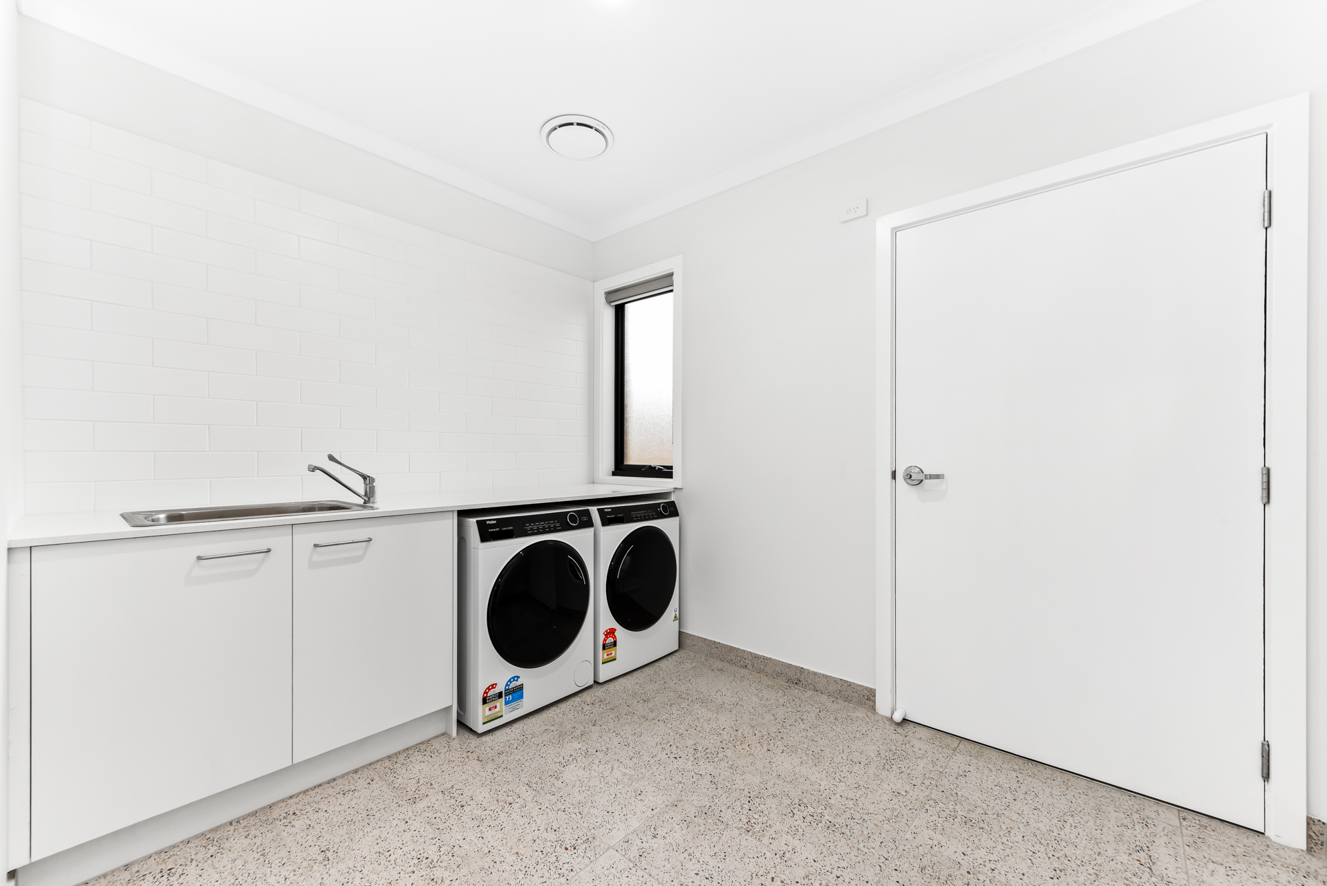 NEW 3 Resident House with 2 Living Areas near local Shopping Center — Home image 11