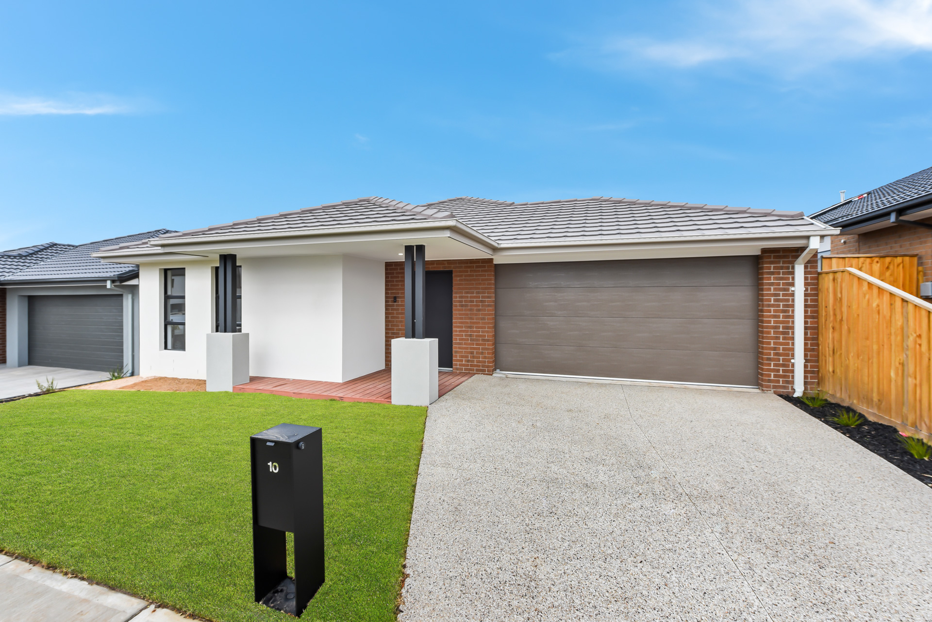 NEW 3 Resident House with 2 Living Areas near local Shopping Center — Home image 17