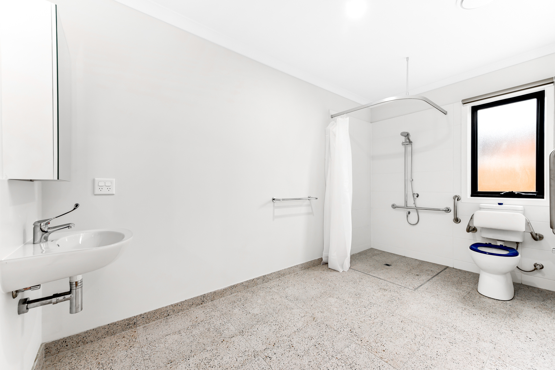 NEW 3 Resident House with 2 Living Areas near local Shopping Center — Home image 2