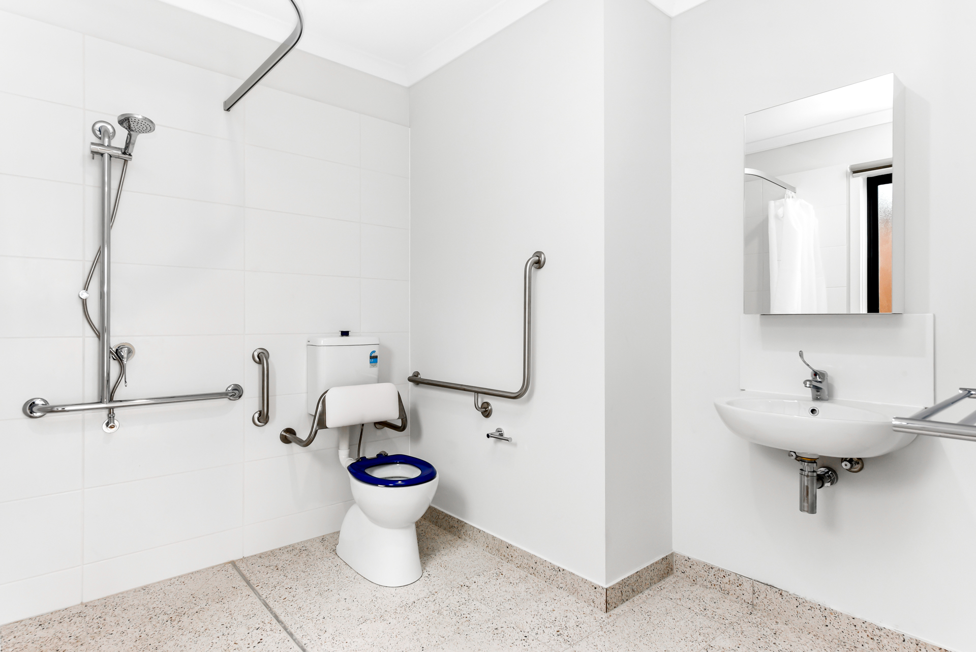 NEW 3 Resident House with 2 Living Areas near local Shopping Center — Home image 4