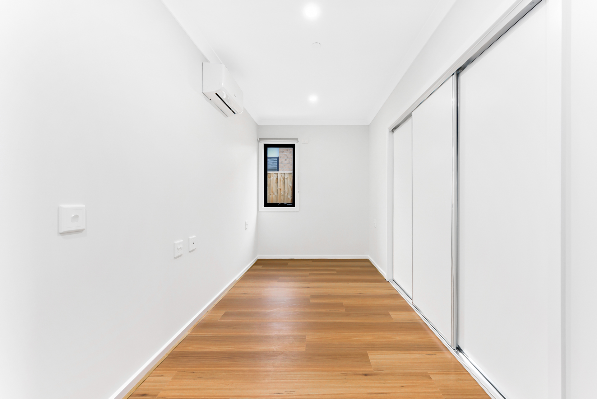 NEW 3 Resident House with 2 Living Areas near local Shopping Center — Home image 5