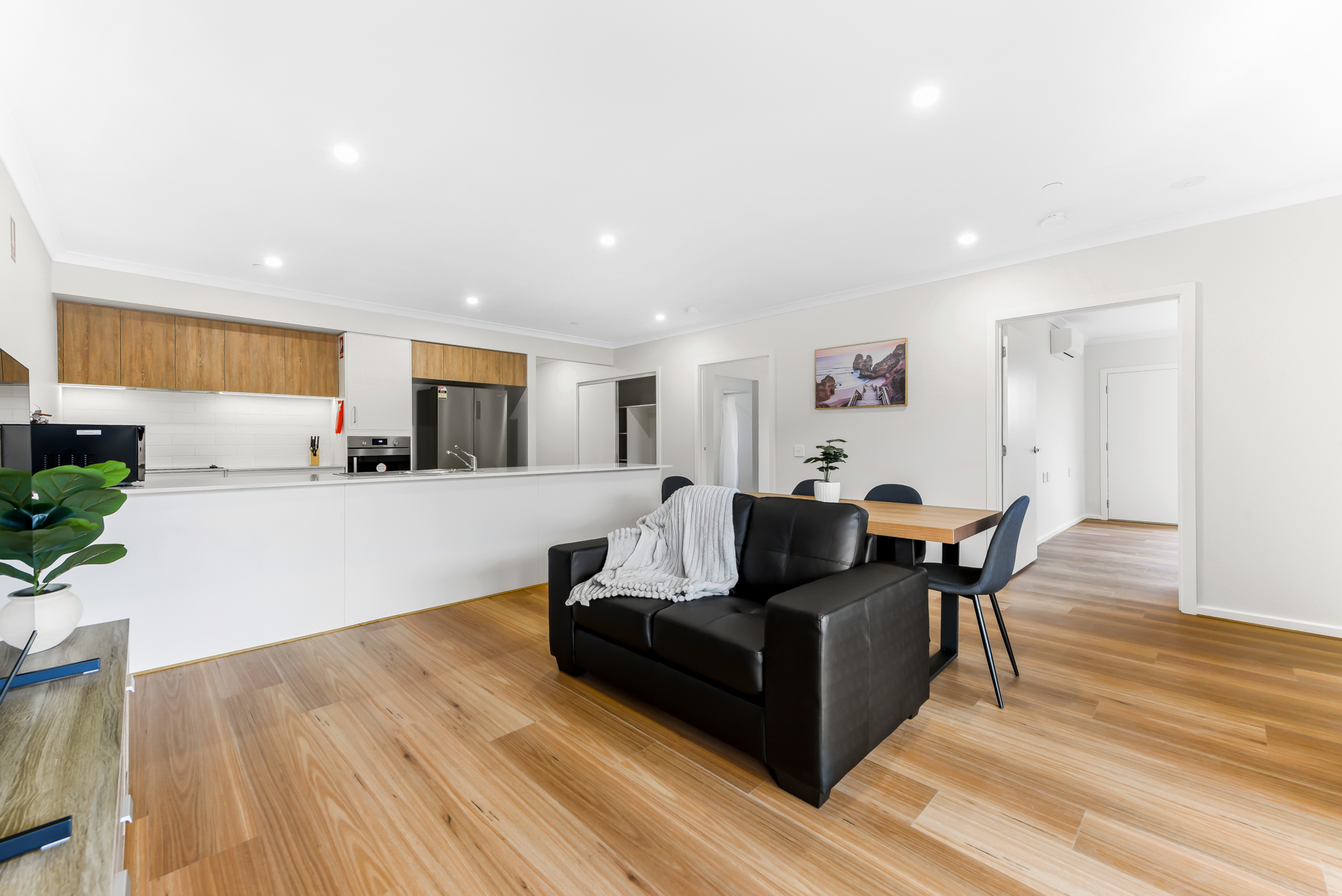 NEW 3 Resident House with 2 Living Areas near local Shopping Center — Home image 7